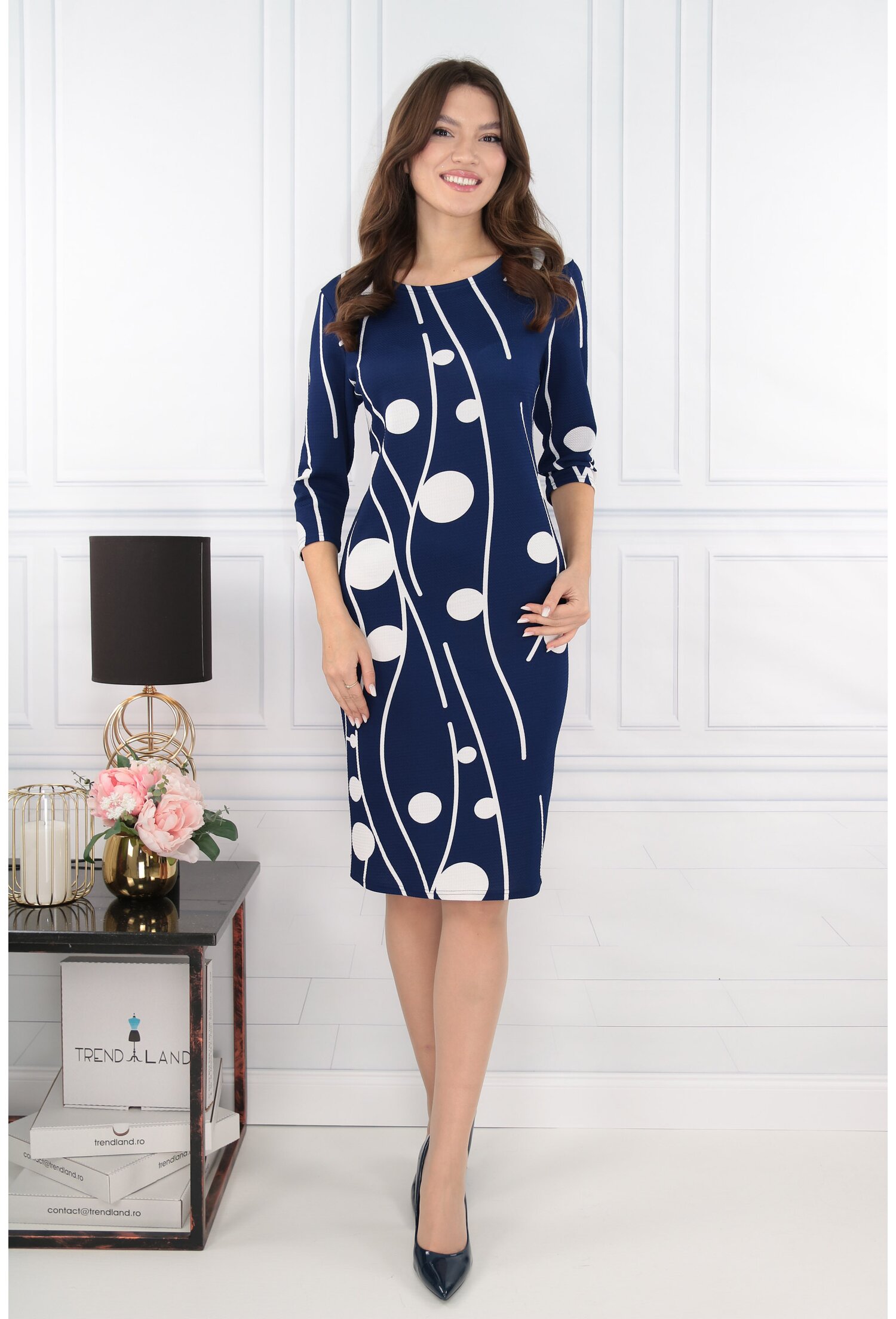 Rochie dreapta bleumarin cu model geometric alb