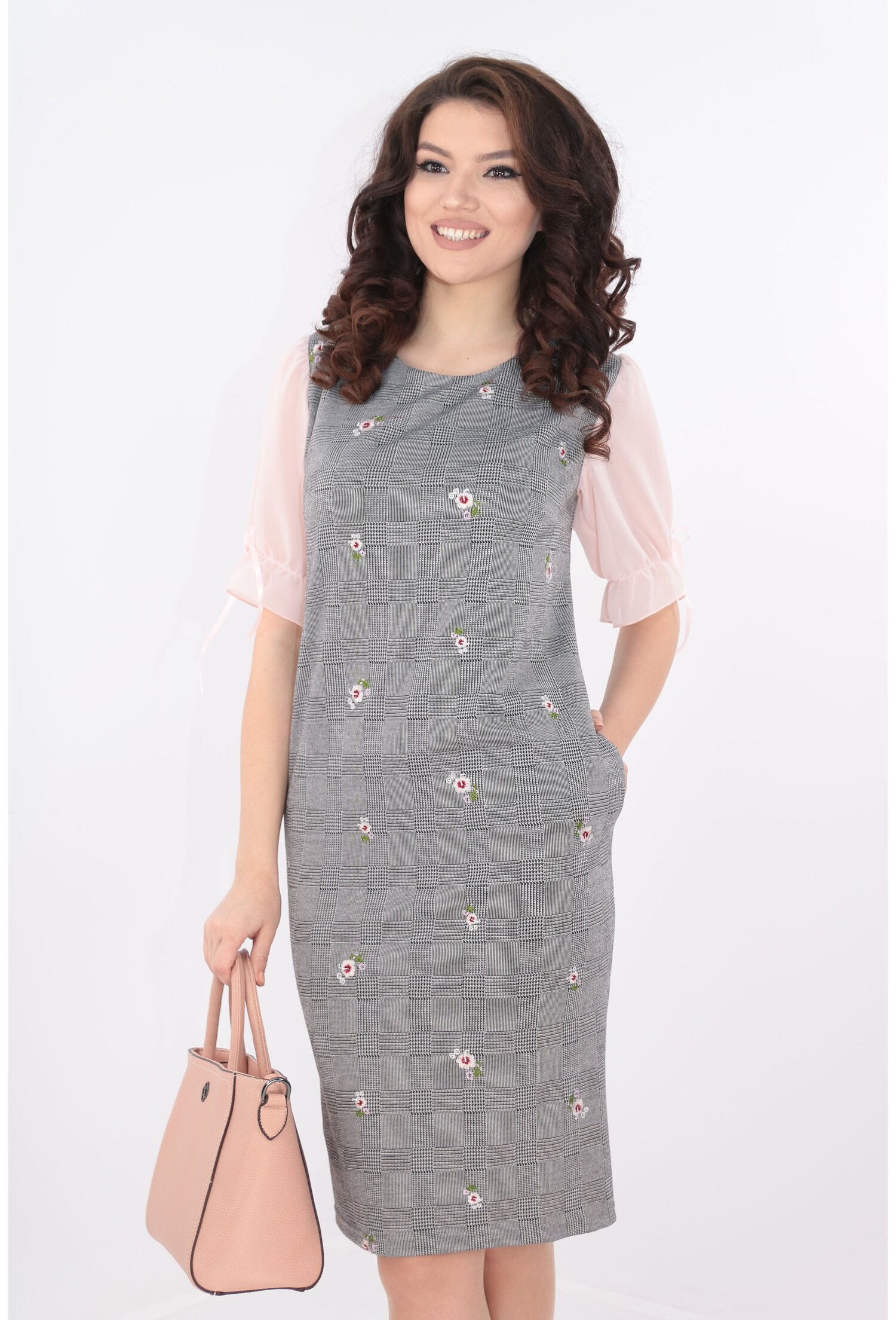 Rochie dreapta cu carouri fine si maneci roz
