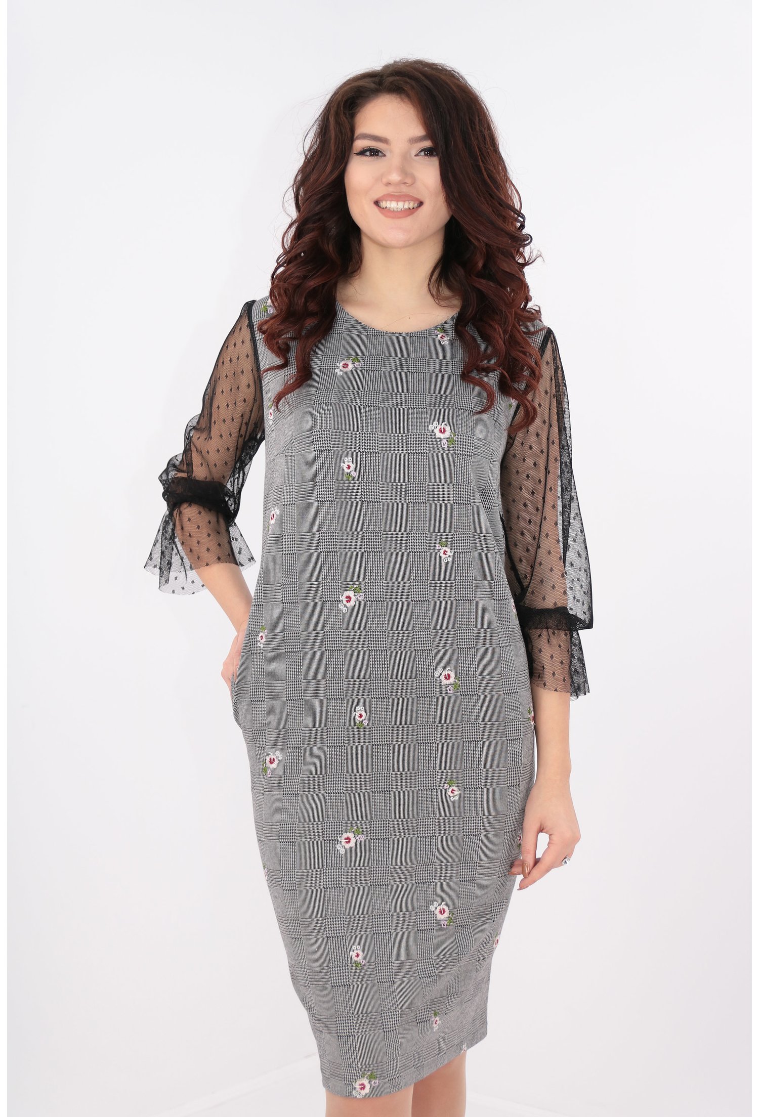 Rochie dreapta in carouri si broderie florala