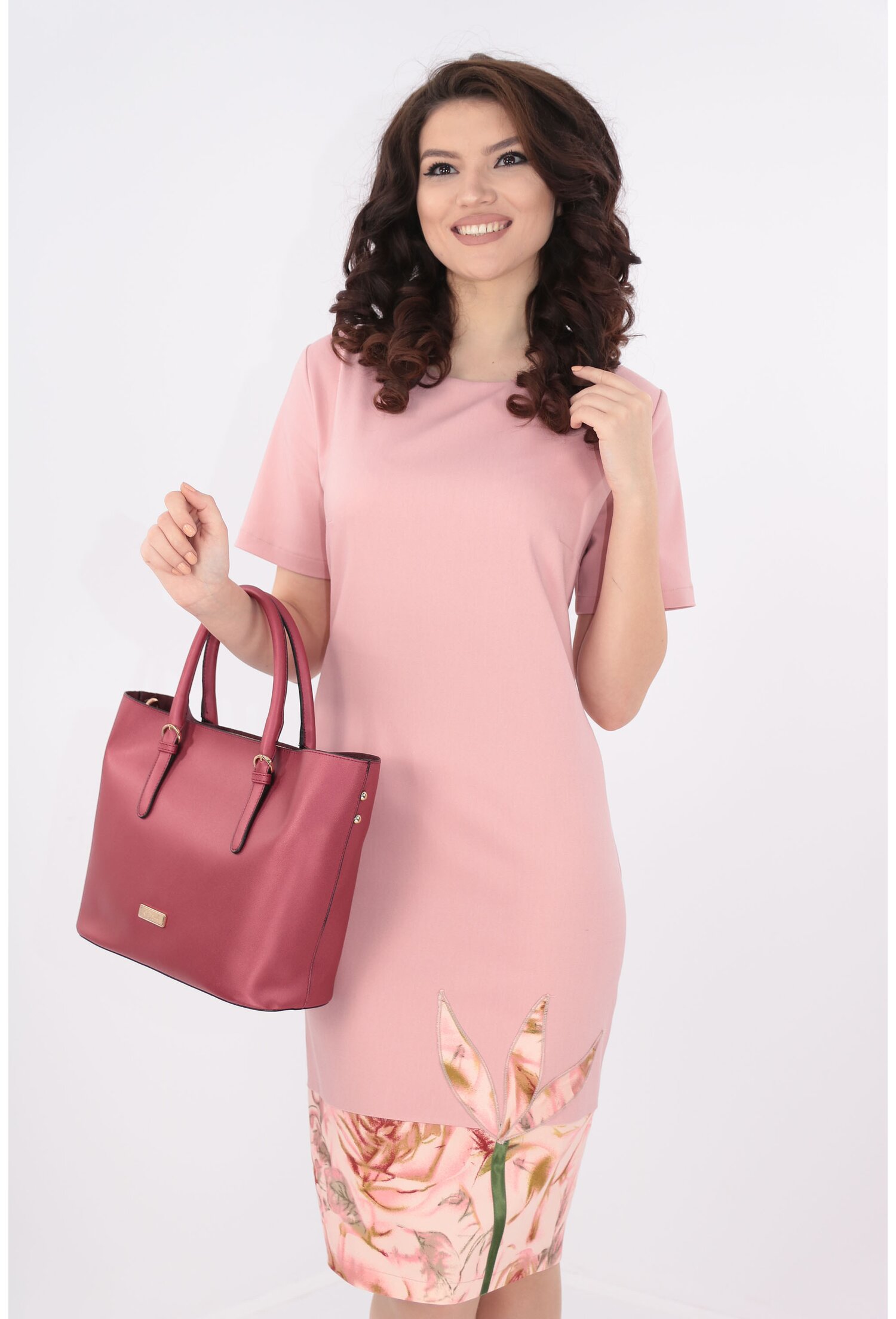 Rochie dreapta roz cu bordura