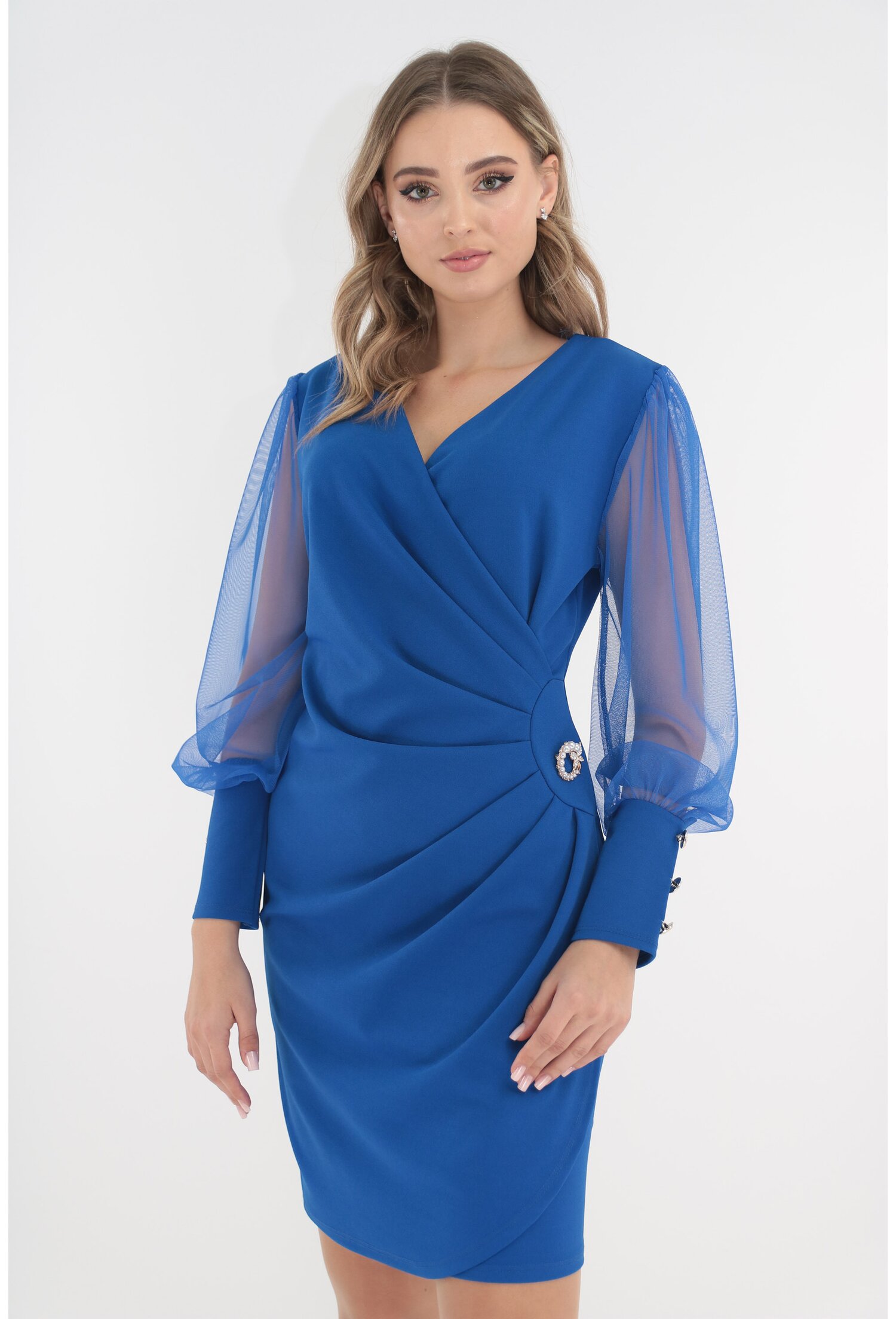 Rochie eleganta albastra accesorizata cu brosa in talie