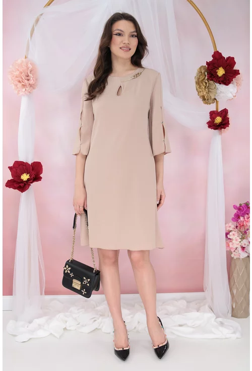 Rochie eleganta bej cu decupaj si accesoriu auriu la decolteu