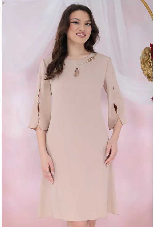 Rochie eleganta bej cu decupaj si accesoriu auriu la decolteu
