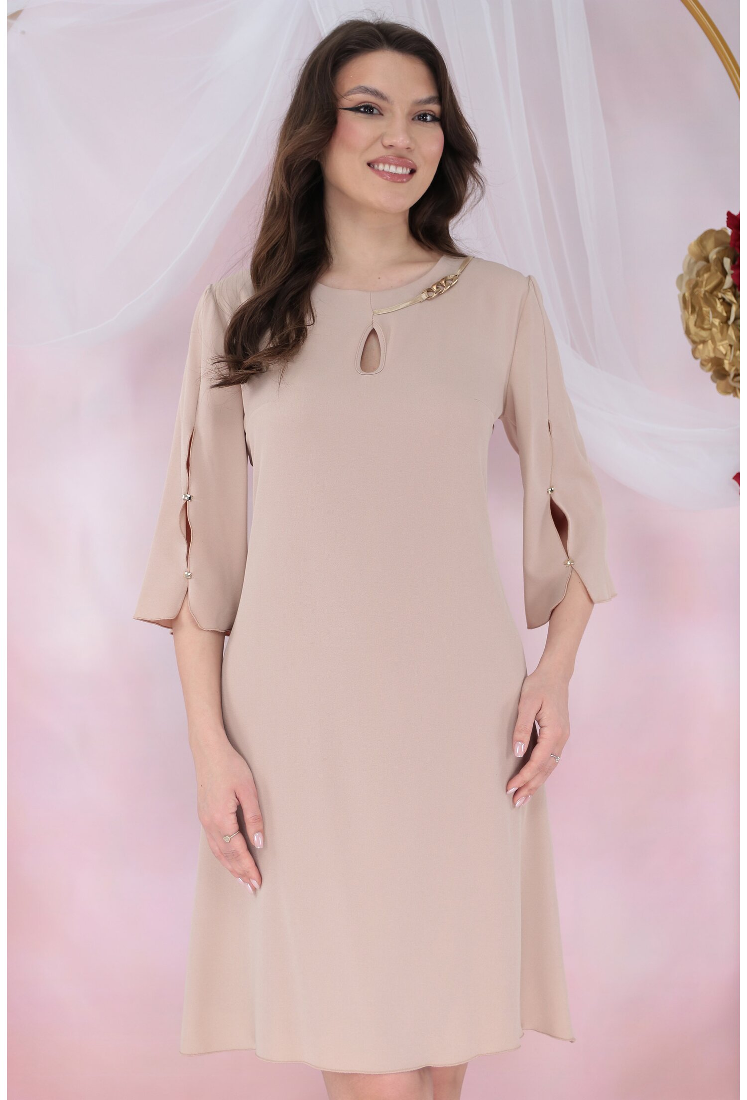 Rochie eleganta bej cu decupaj si accesoriu auriu la decolteu
