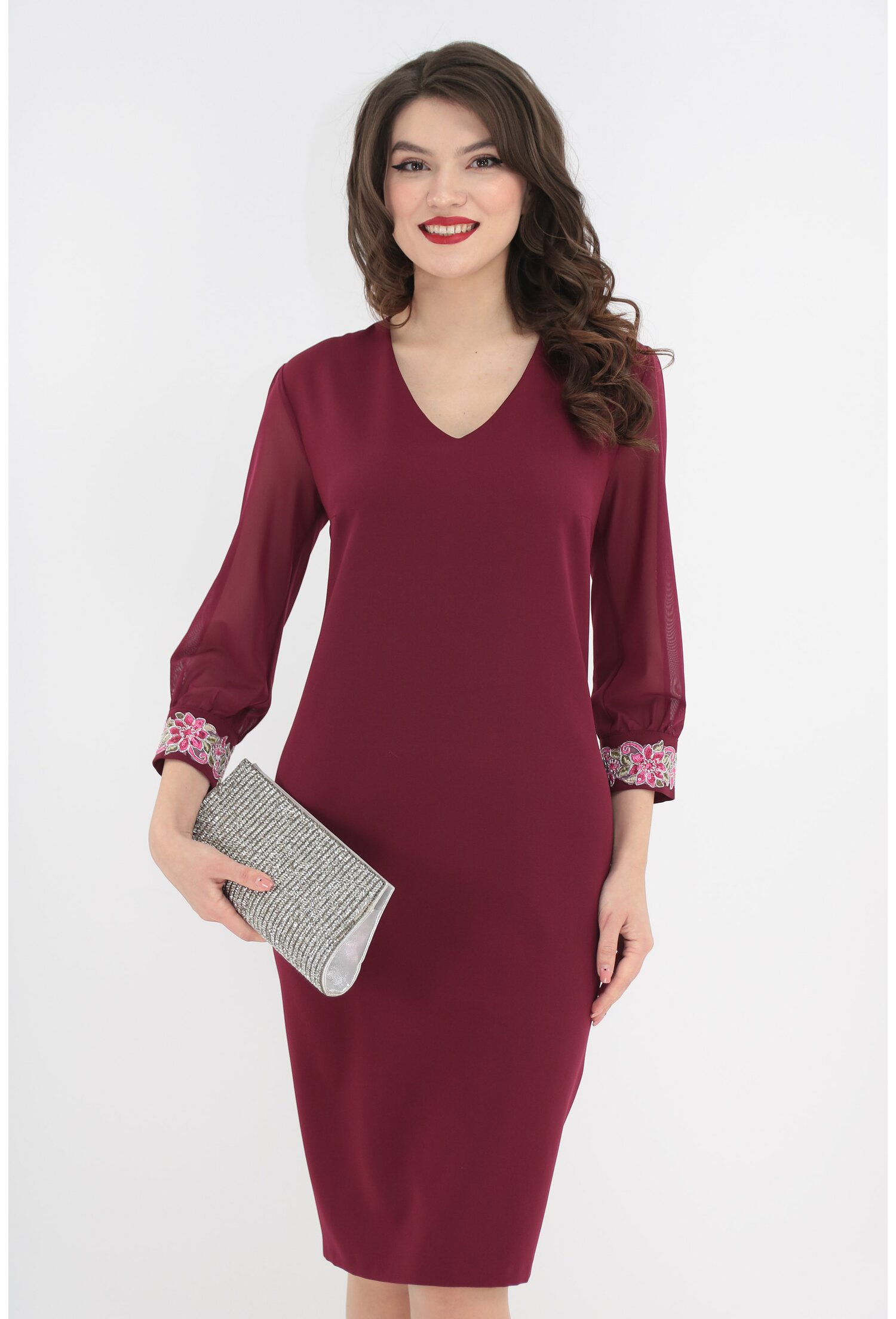 Rochie eleganta bordo cu broderie aurie la mansete