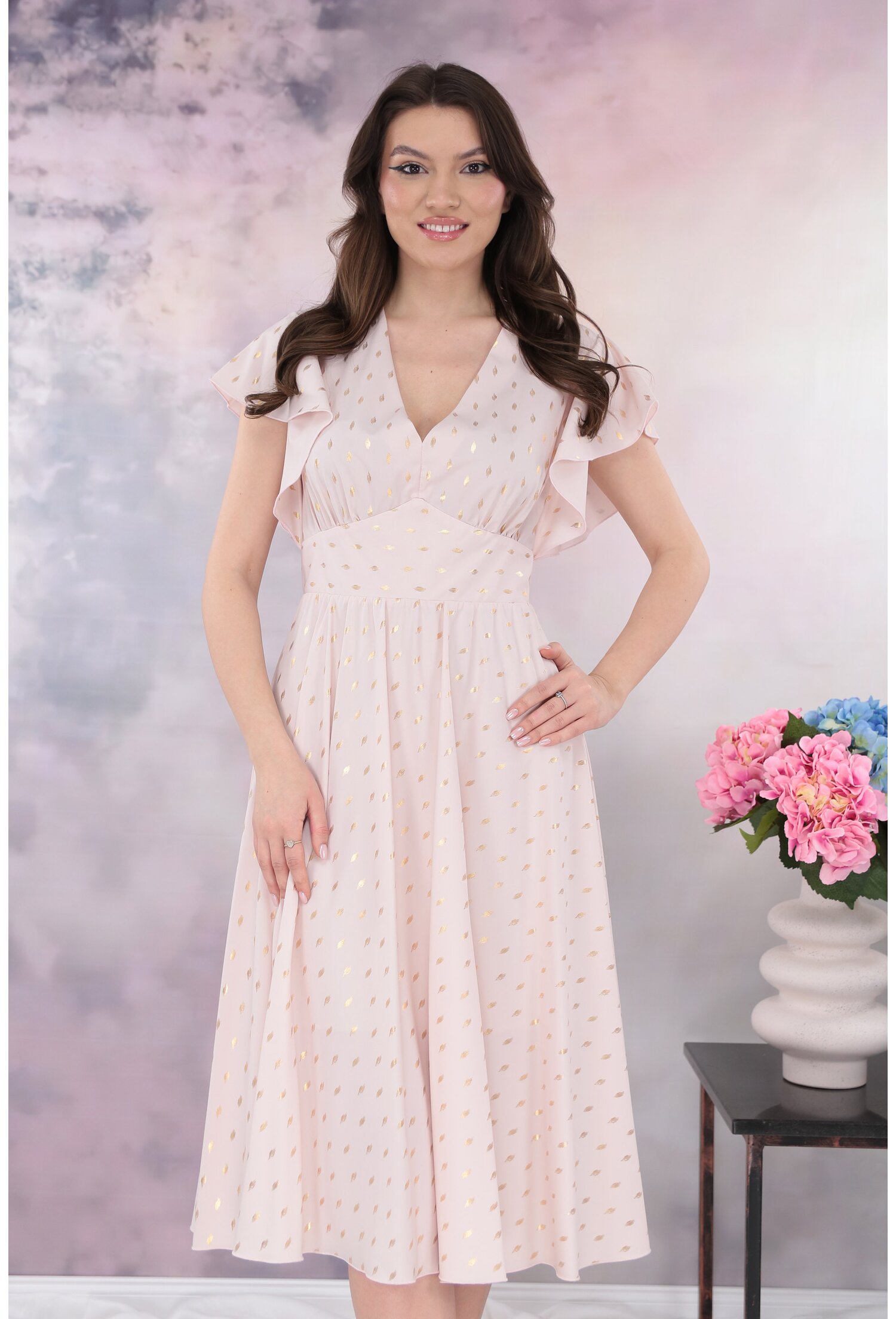 Rochie eleganta clos roz deschis cu print auriu