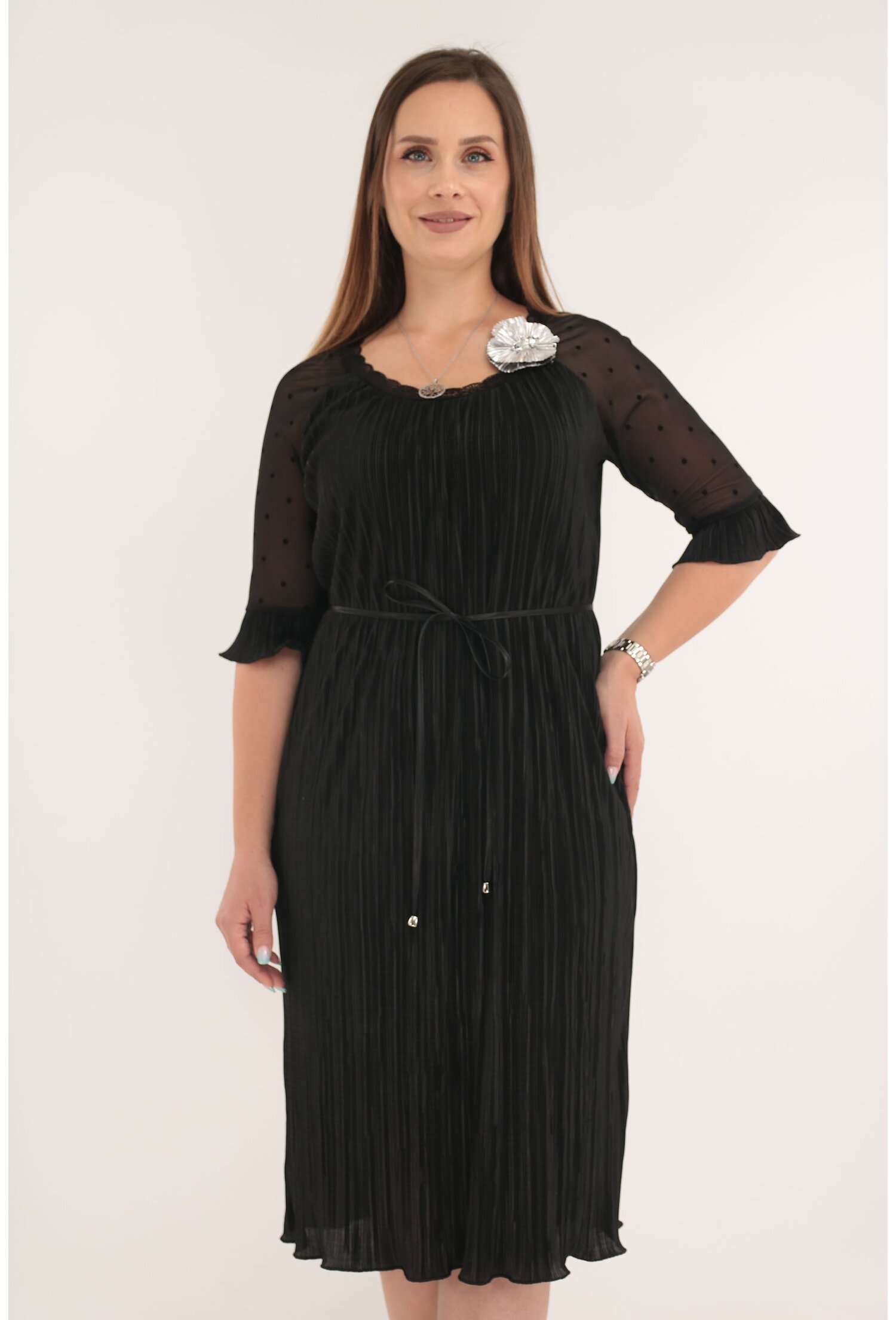 Rochie eleganta din matase plisata neagra cu brosa argintie la decolteu