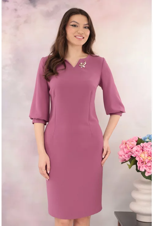 Rochie eleganta lila inchis accesorizata cu brosa