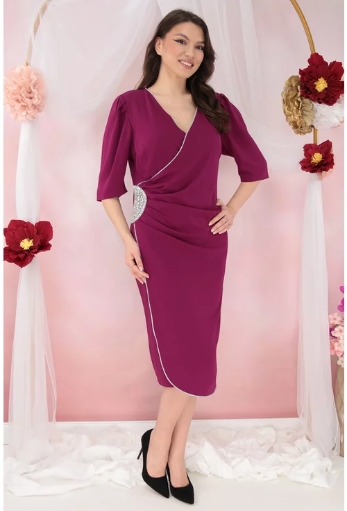 Rochie eleganta magenta cu aplicatii argintii si fronseuri in talie