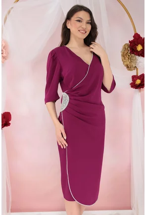 Rochie eleganta magenta cu aplicatii argintii si fronseuri in talie