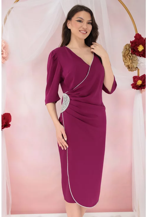 Rochie eleganta magenta cu aplicatii argintii si fronseuri in talie