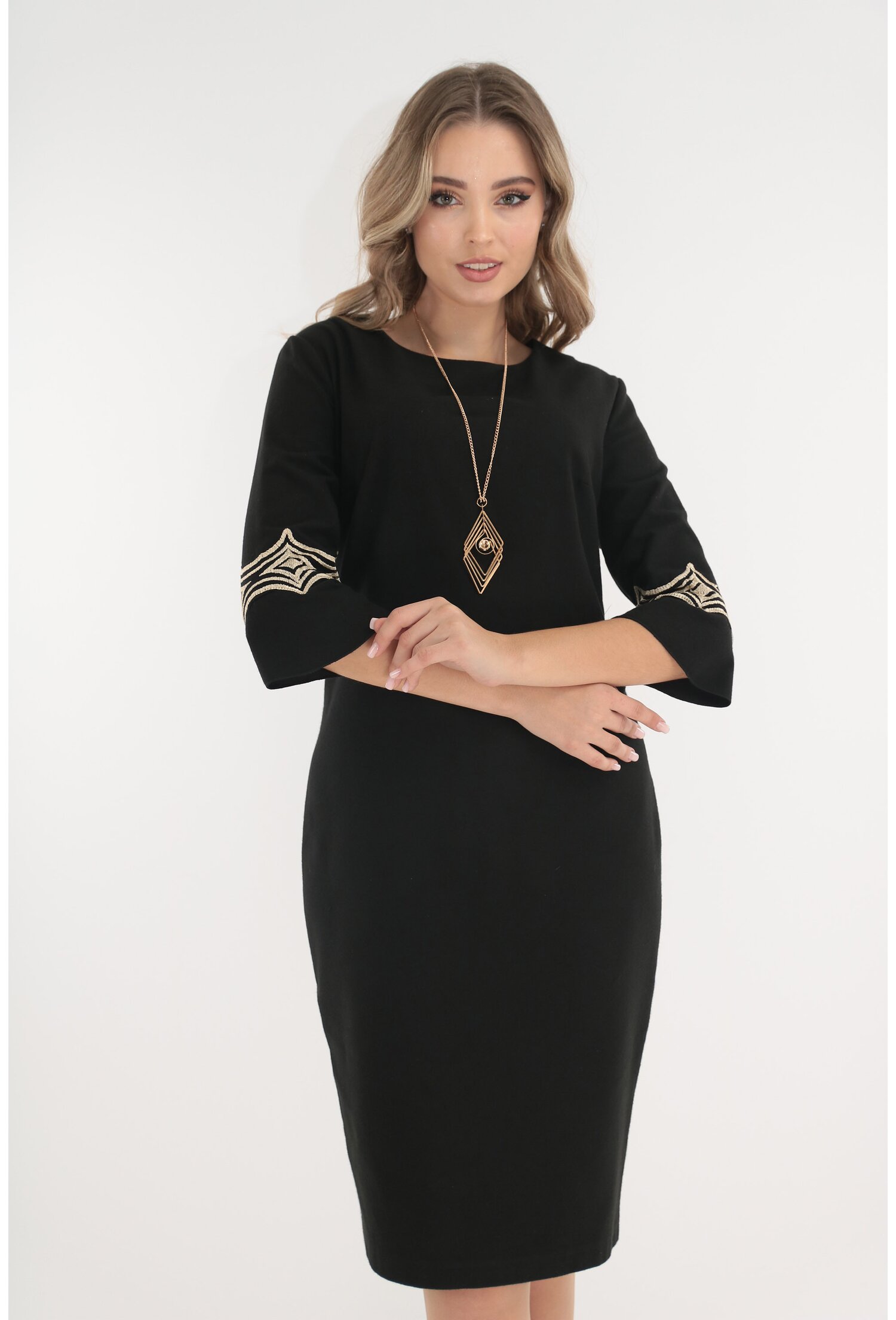 Rochie eleganta neagra cu broderie aurie la maneci