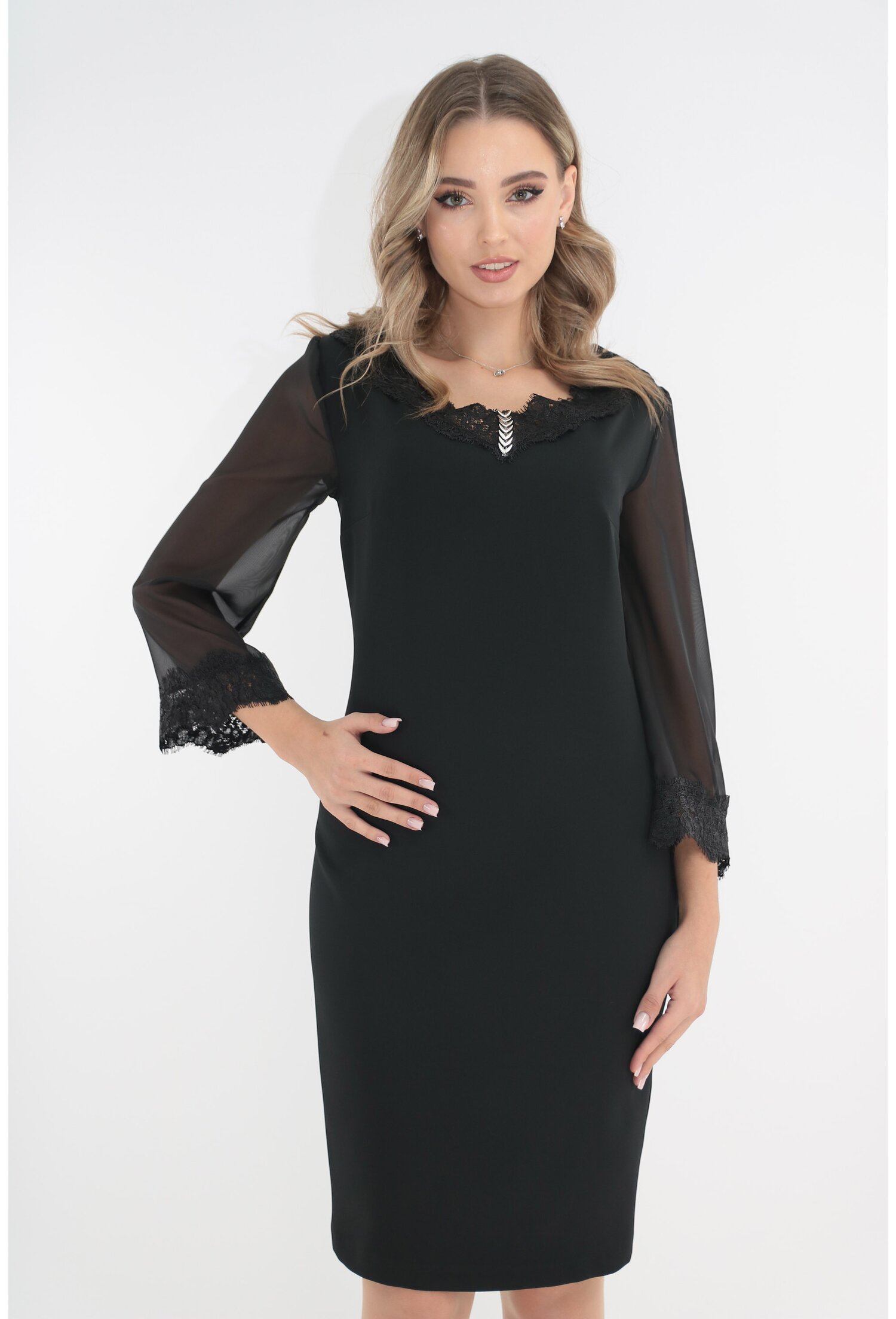 Rochie eleganta neagra cu insertii din dantela la decolteu si maneci