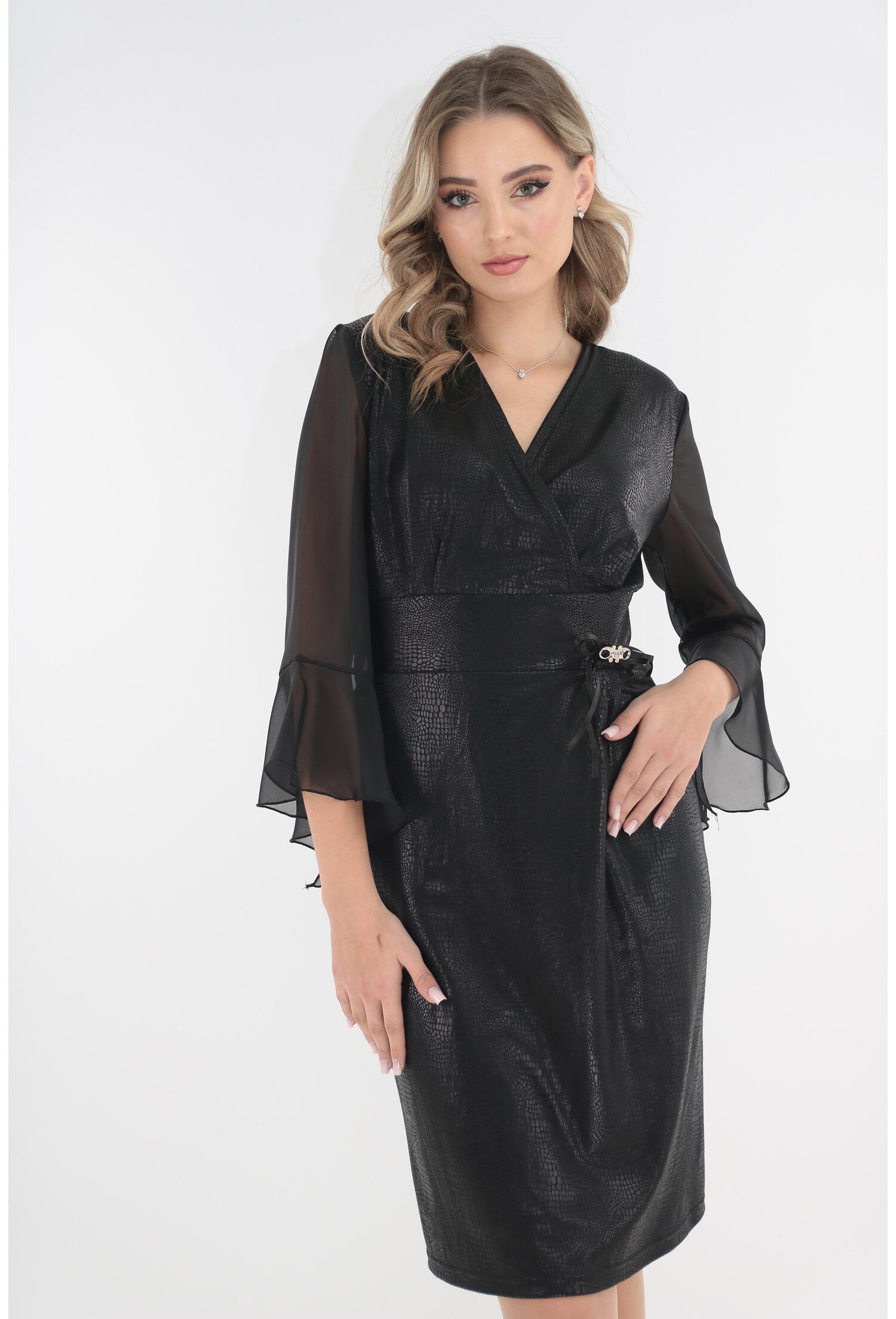 Rochie eleganta neagra din jerse sidefat si accesorizata cu brosa