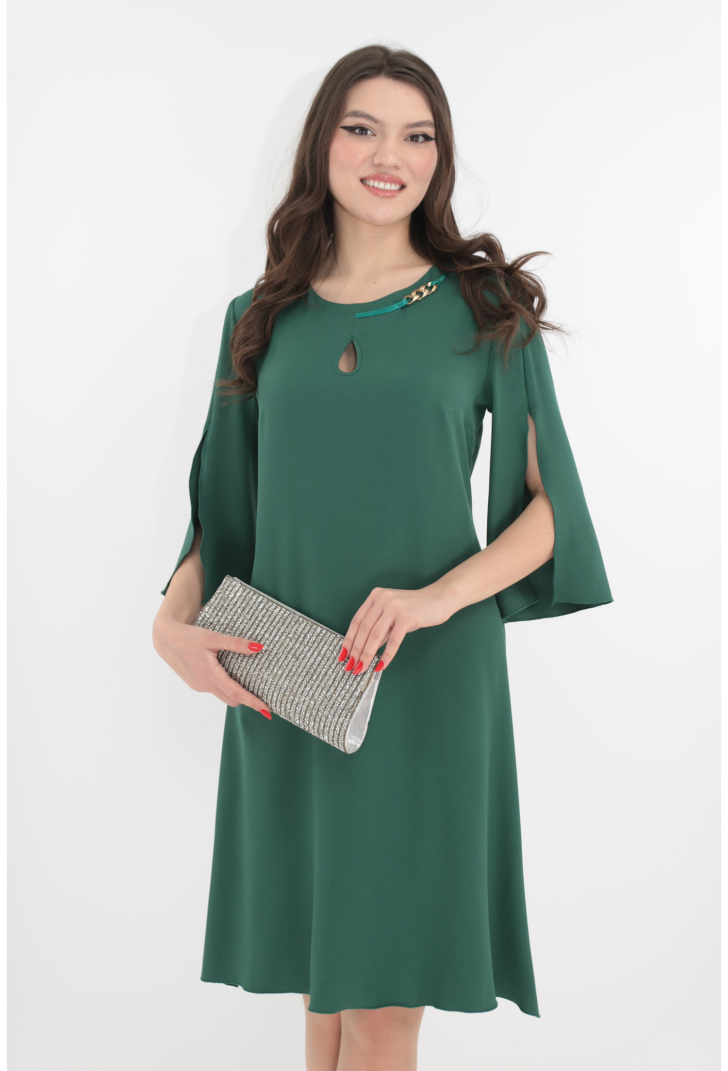 Rochie eleganta verde cu decupaj si accesoriu auriu la decolteu