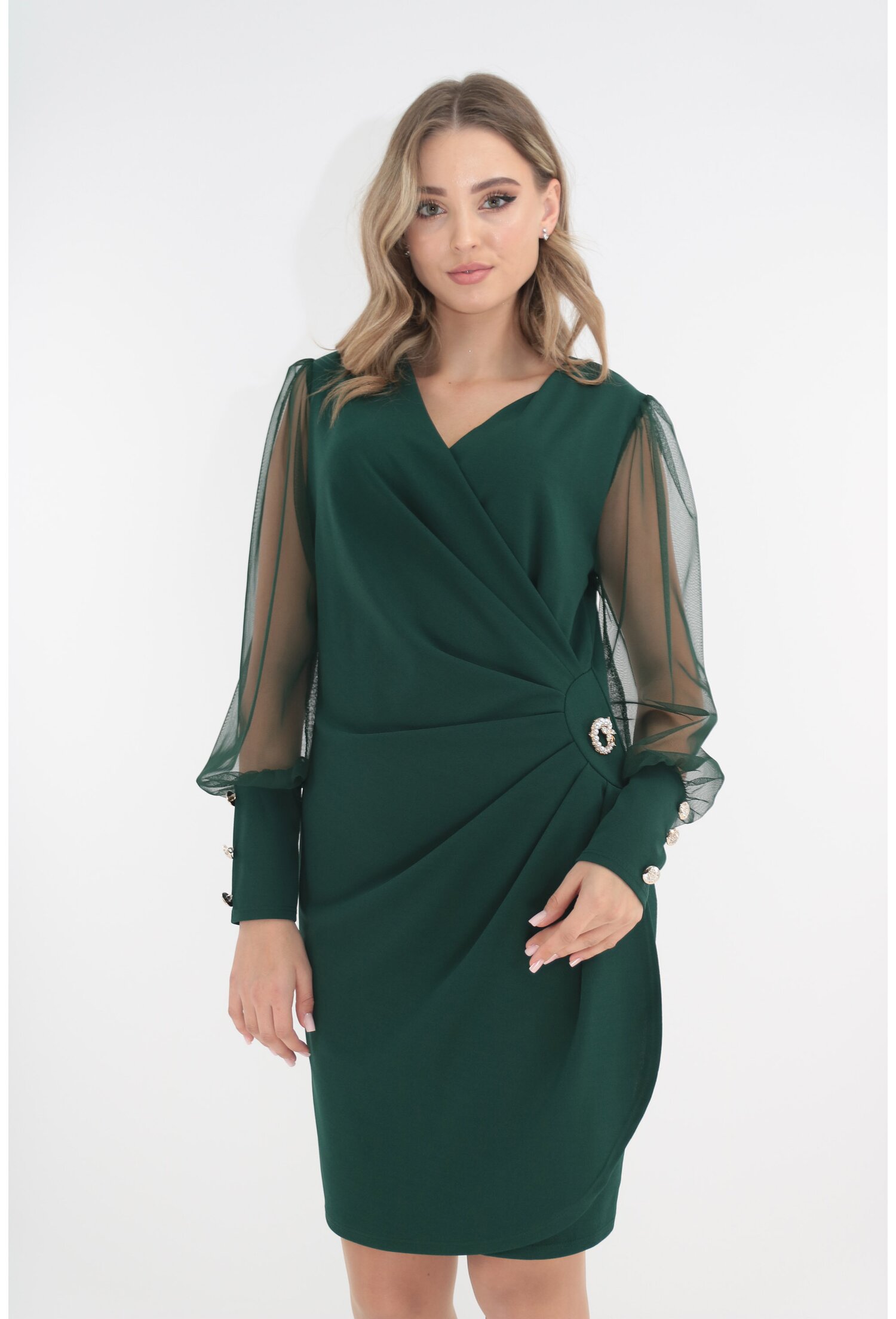 Rochie eleganta verde-smarald accesorizata cu brosa in talie