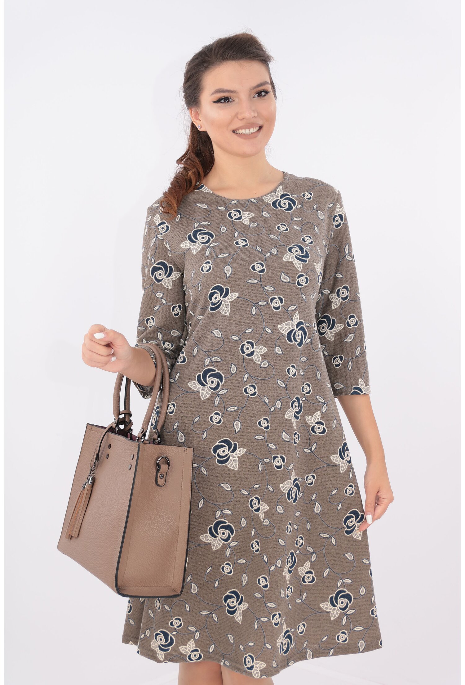 Rochie evazata cafenie cu flori bleumarin