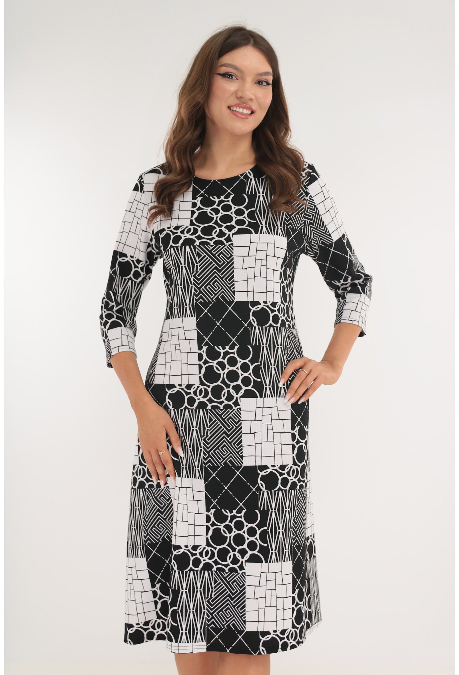 Rochie evazata cu print geometric alb-negru