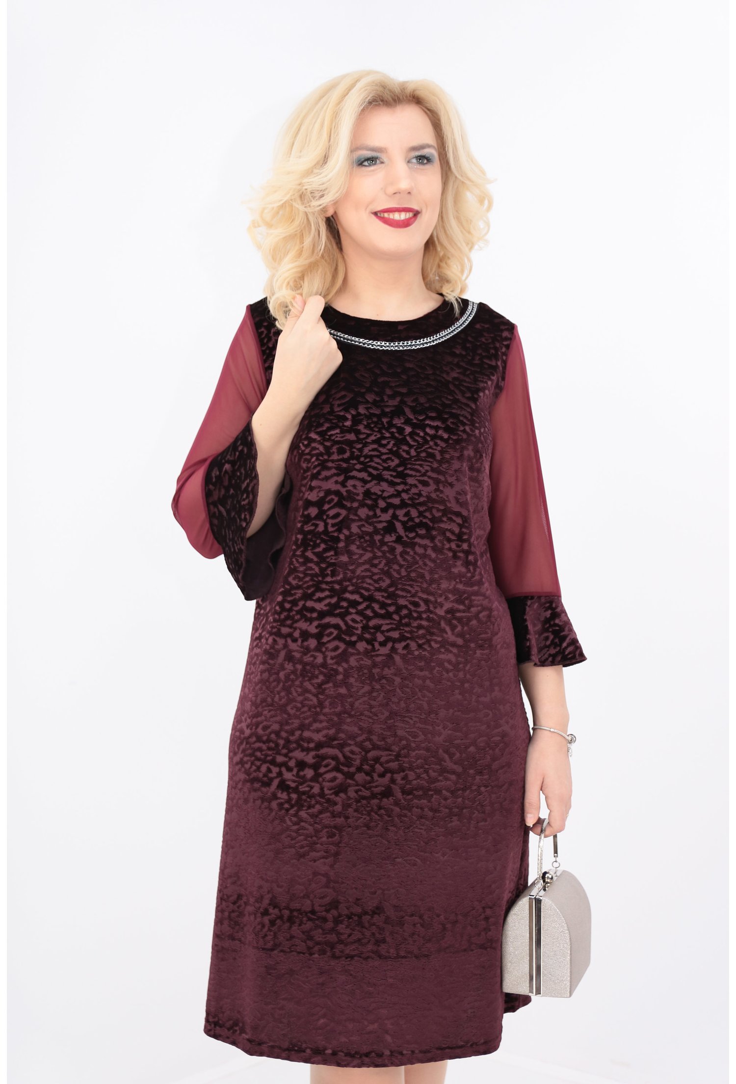 Rochie evazata din catifea bordo cu lantisor argintiu
