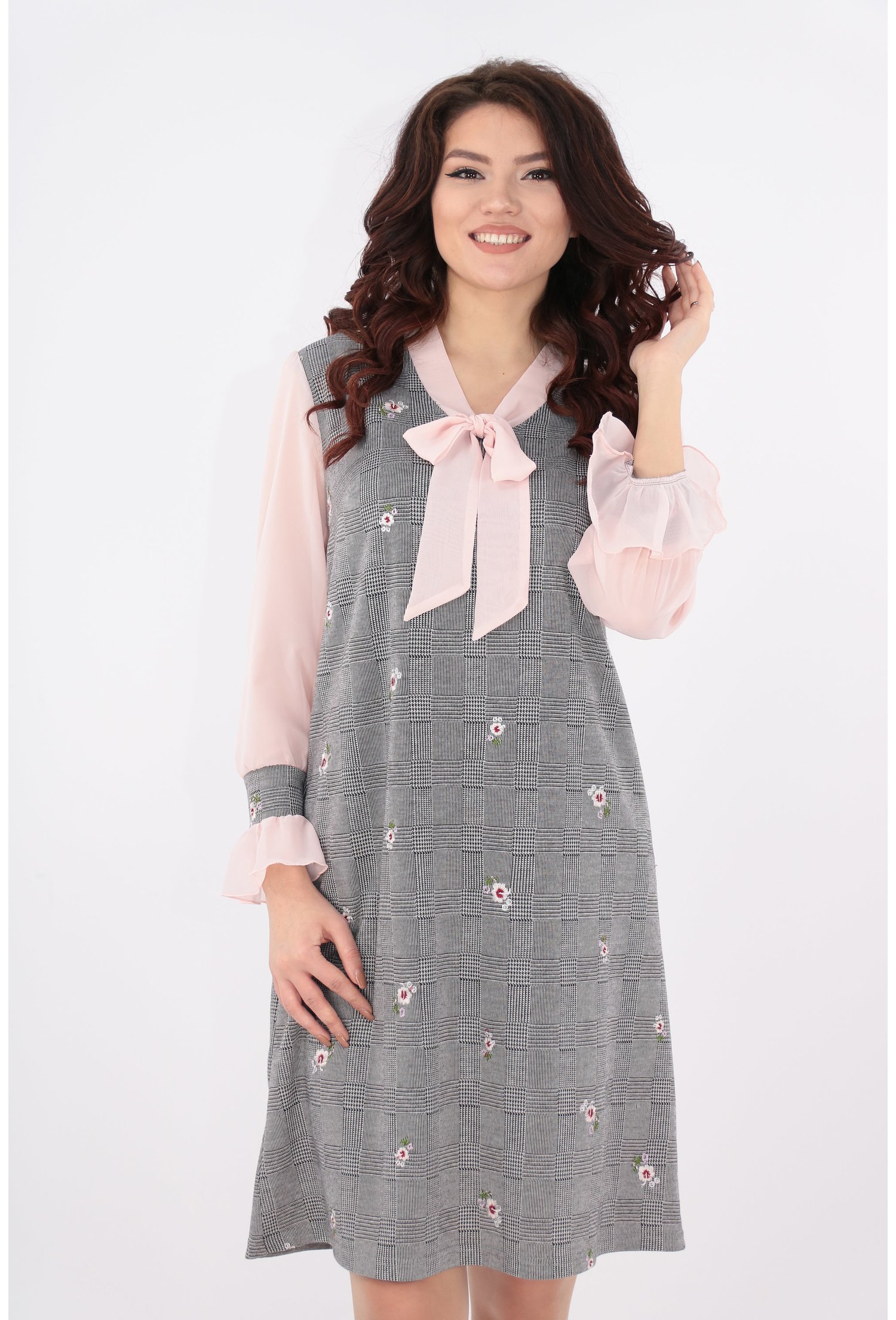 Rochie evazata din stofa cu carouri fine si broderie