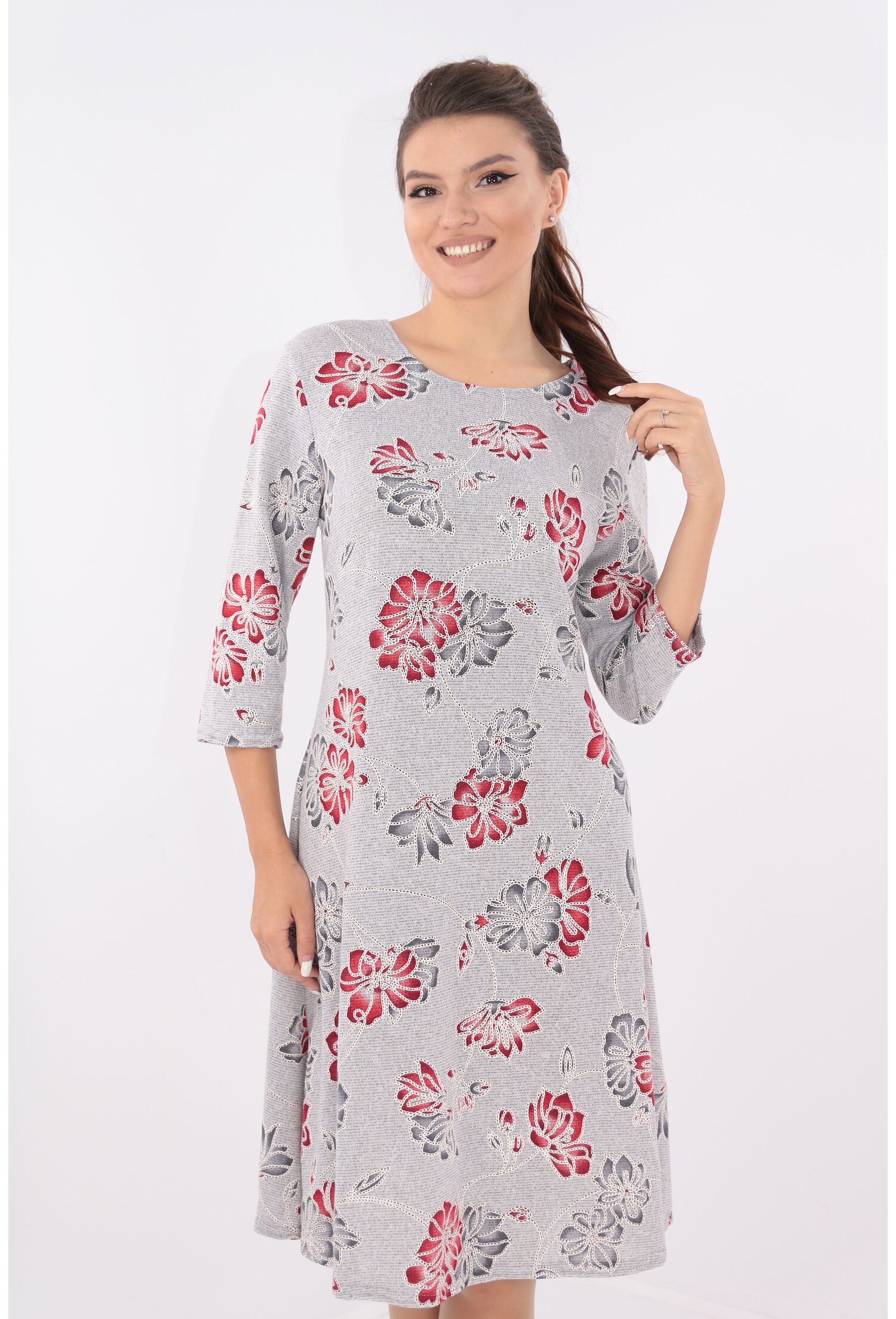 Rochie evazata gri deschis cu flori rosii