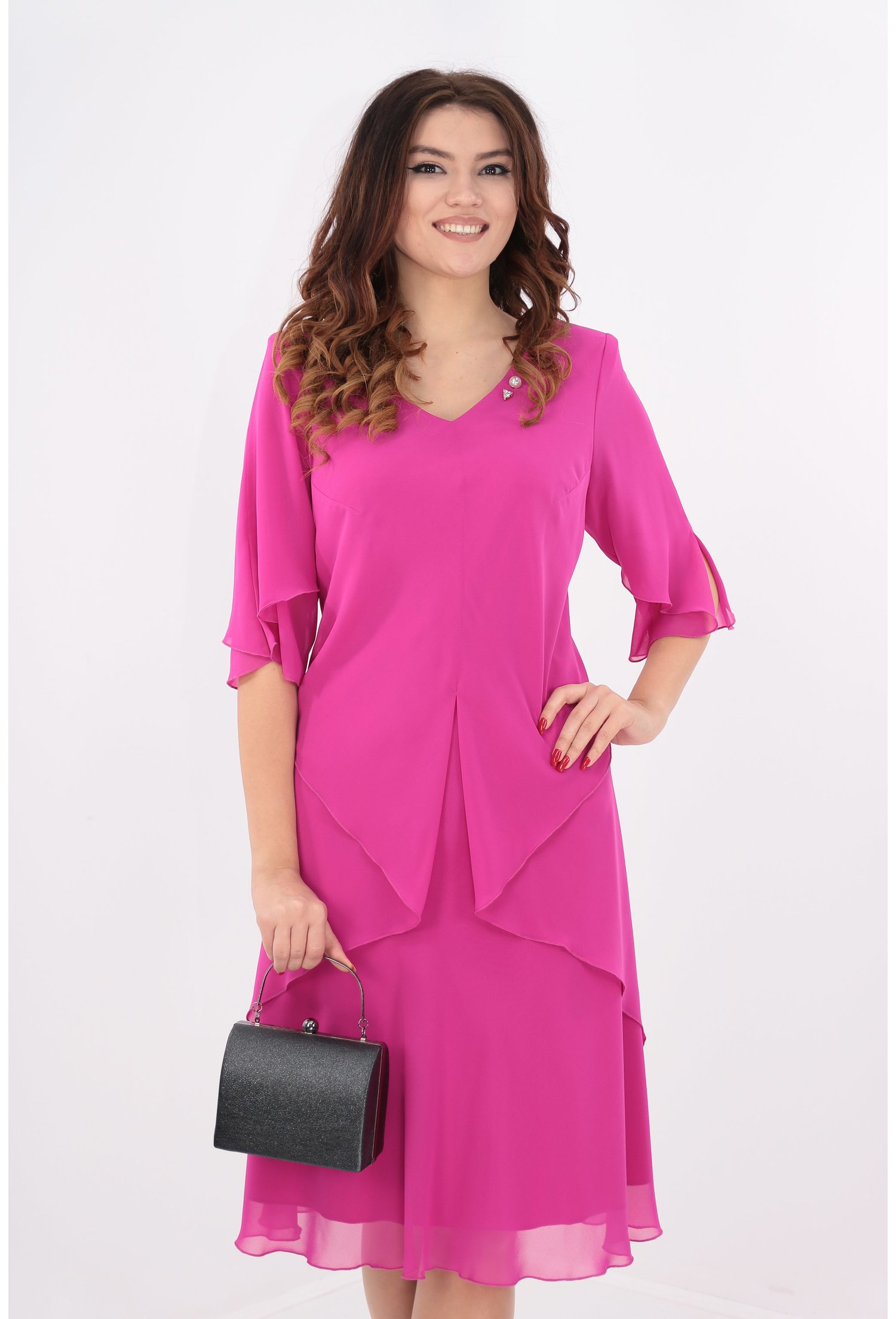 Rochie fucsia din voaluri suprapuse cu brosa