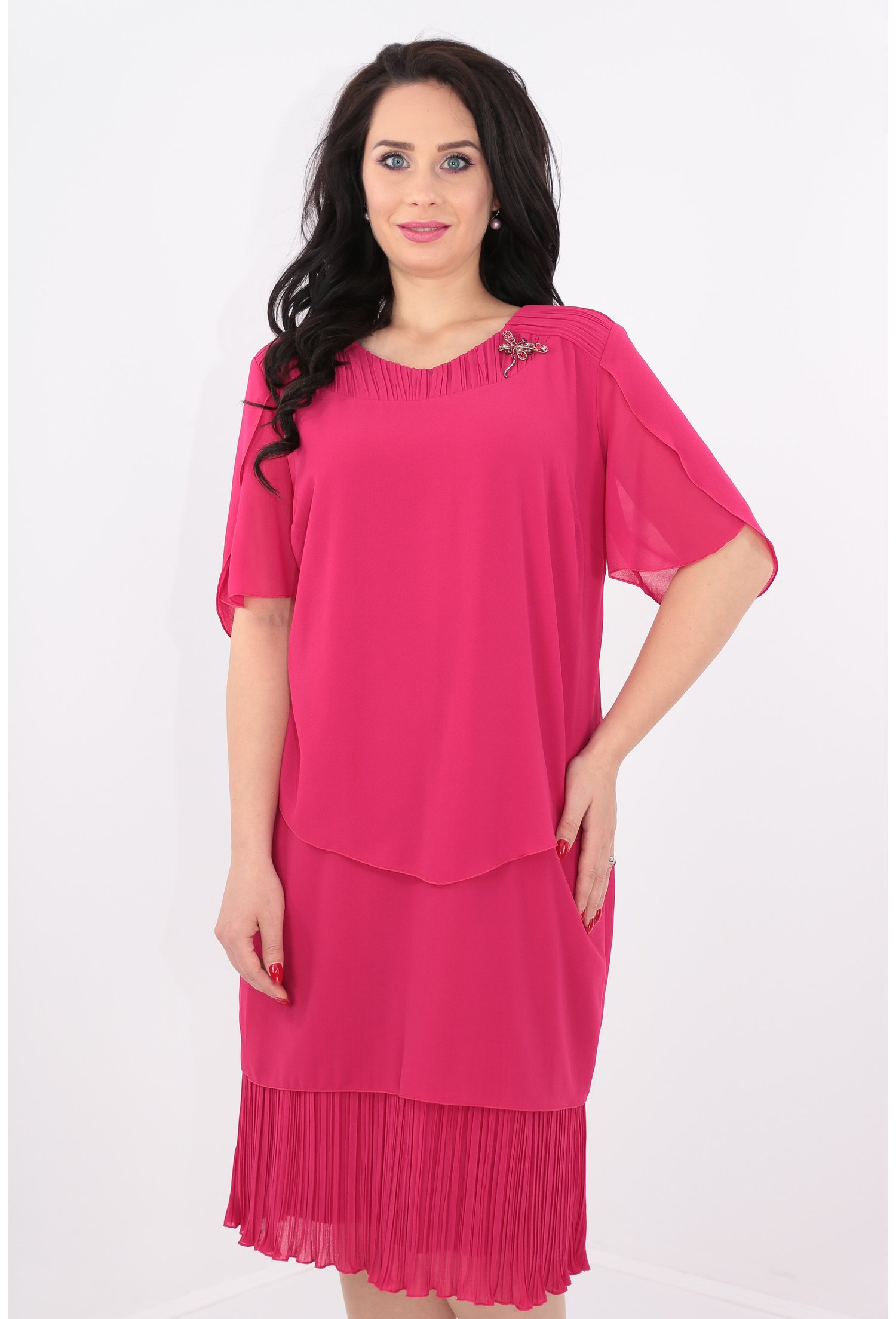 Rochie fucsia din voaluri suprapuse si voal plisat