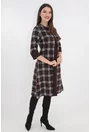 Rochie in carouri maxi cu insertii maro si aspect suprapus