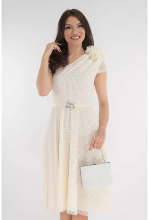 Rochie ivory de ocazie din tulle cu buline si floare maxi pe umar