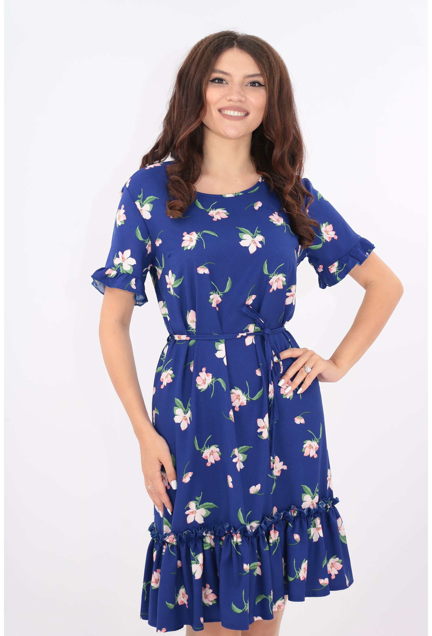 Rochie lejera albastra cu cordon in talie si flori roz