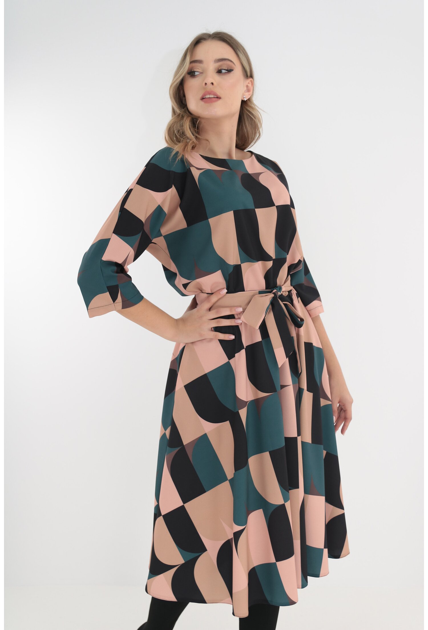 Rochie midi bej cu print geometric negru-turcoaz