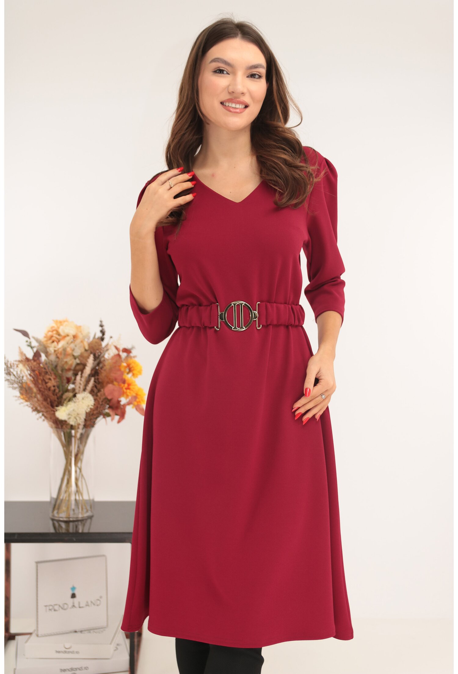 Rochie midi evazata bordo cu o curea in talie