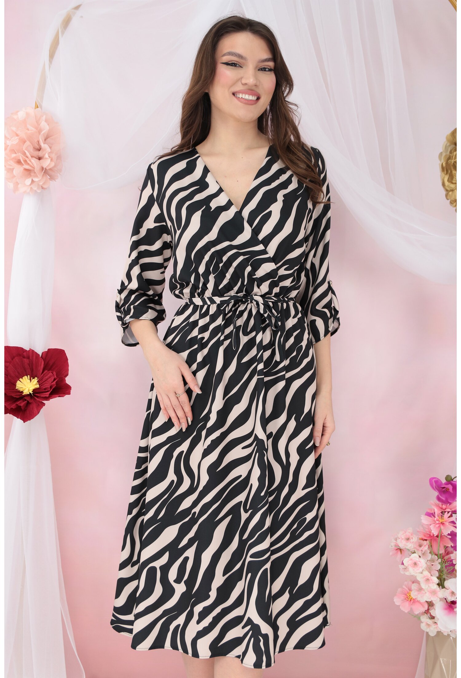 Rochie neagra cu animal print bej si decolteu parte peste parte