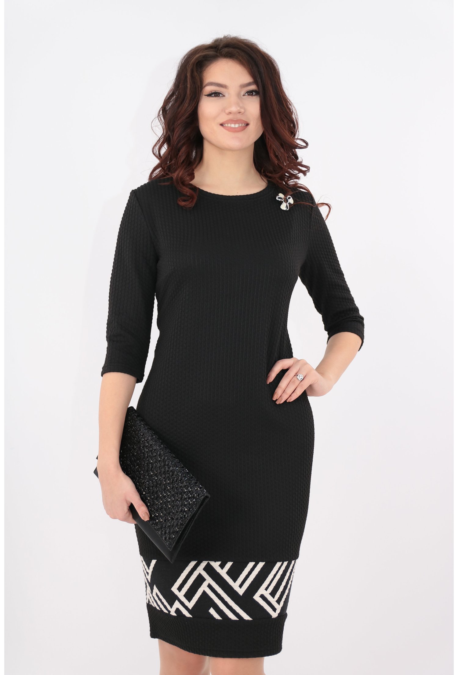 Rochie neagra cu bordura geometrica la tiv