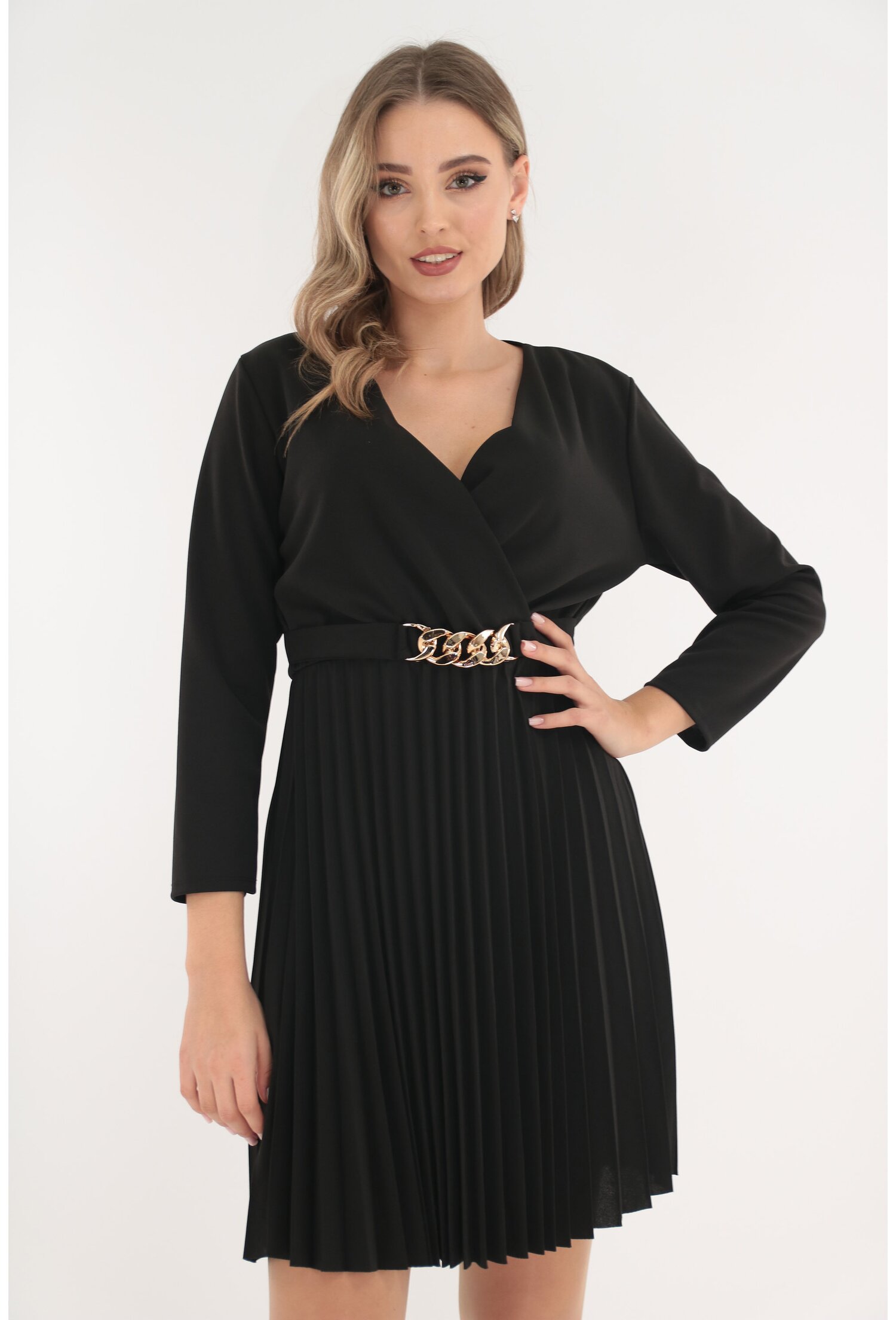 Rochie neagra cu fusta plisata si accesoriu auriu