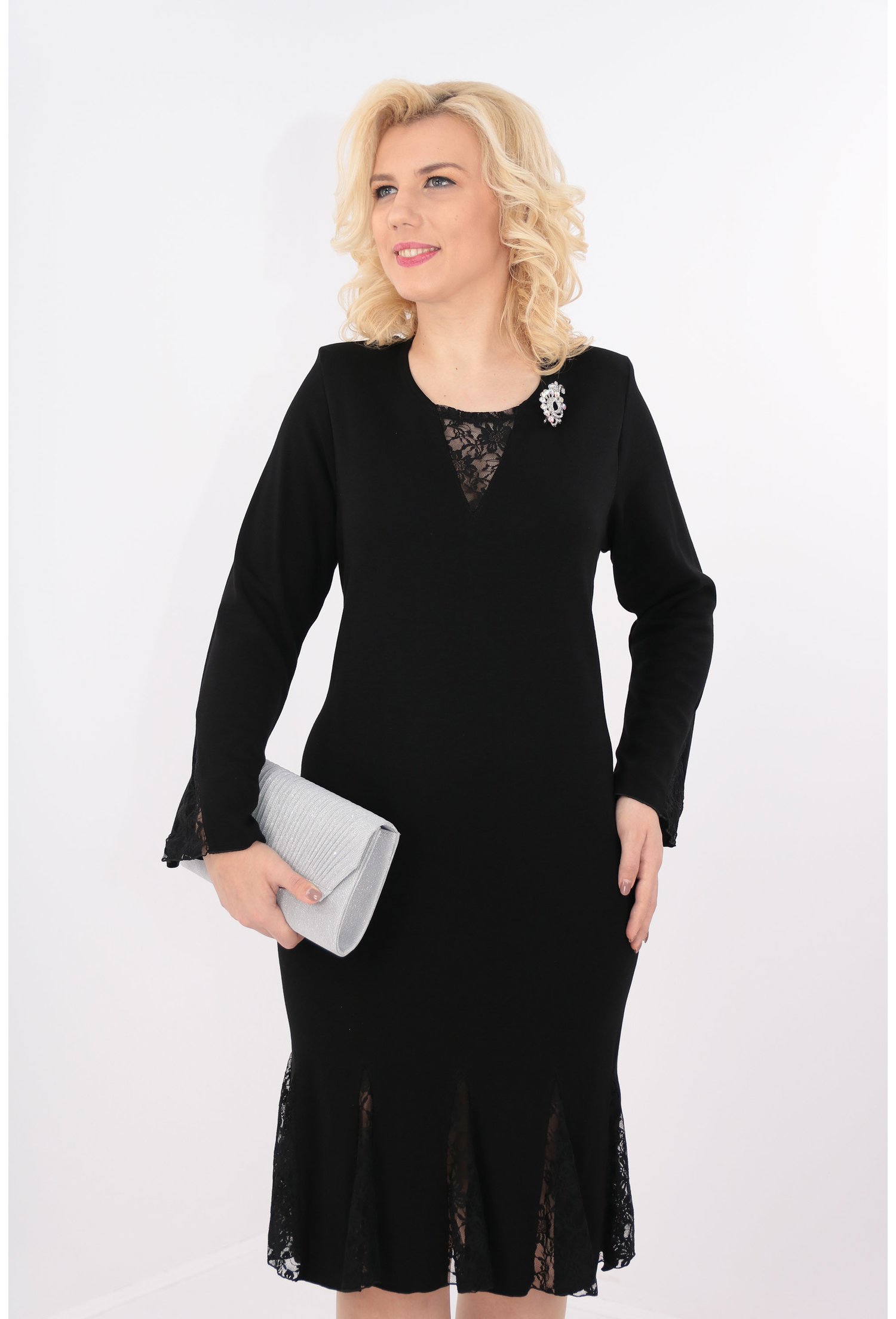Rochie neagra cu insertii de dantela si brosa