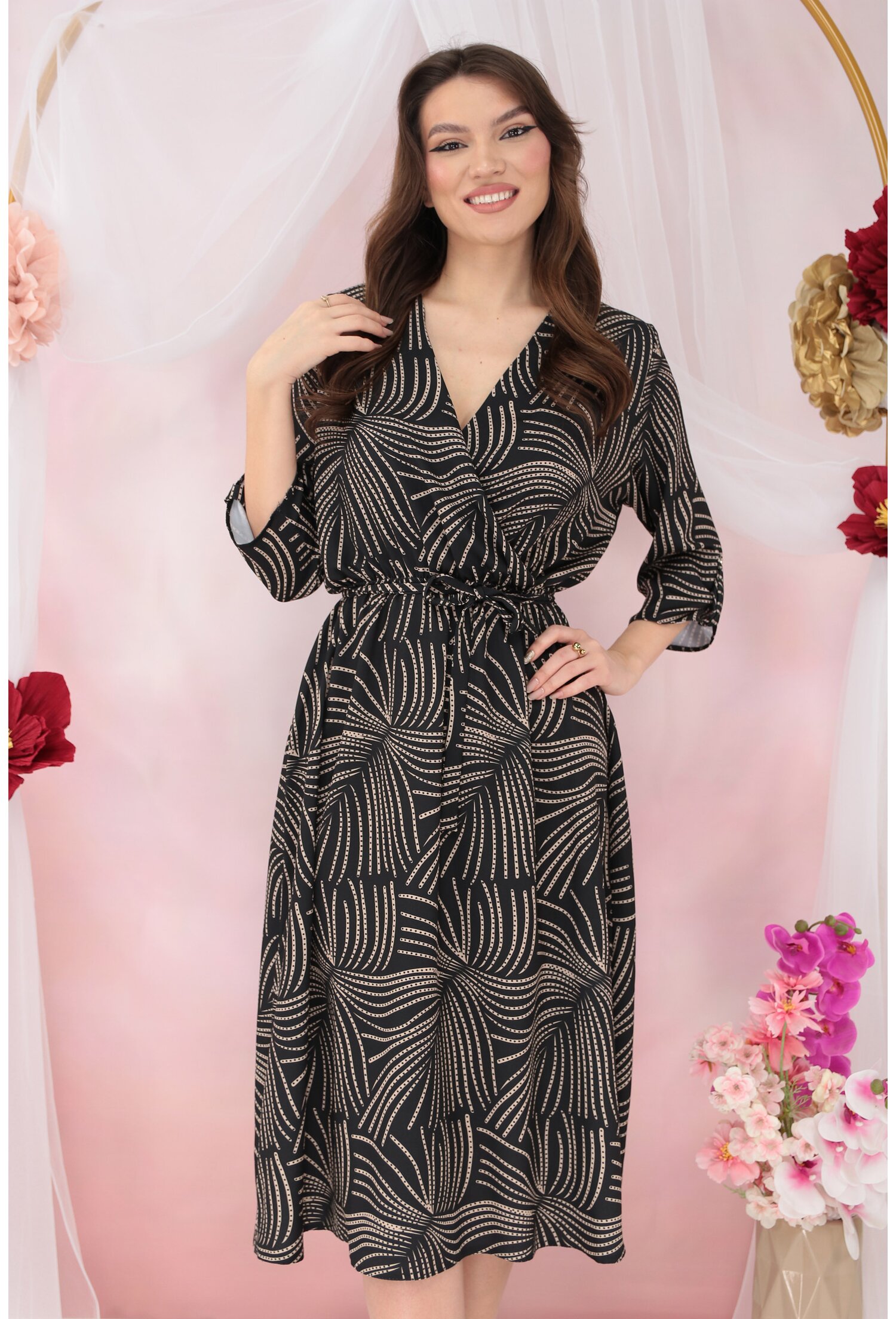 Rochie neagra cu print abstract bej si decolteu parte peste parte