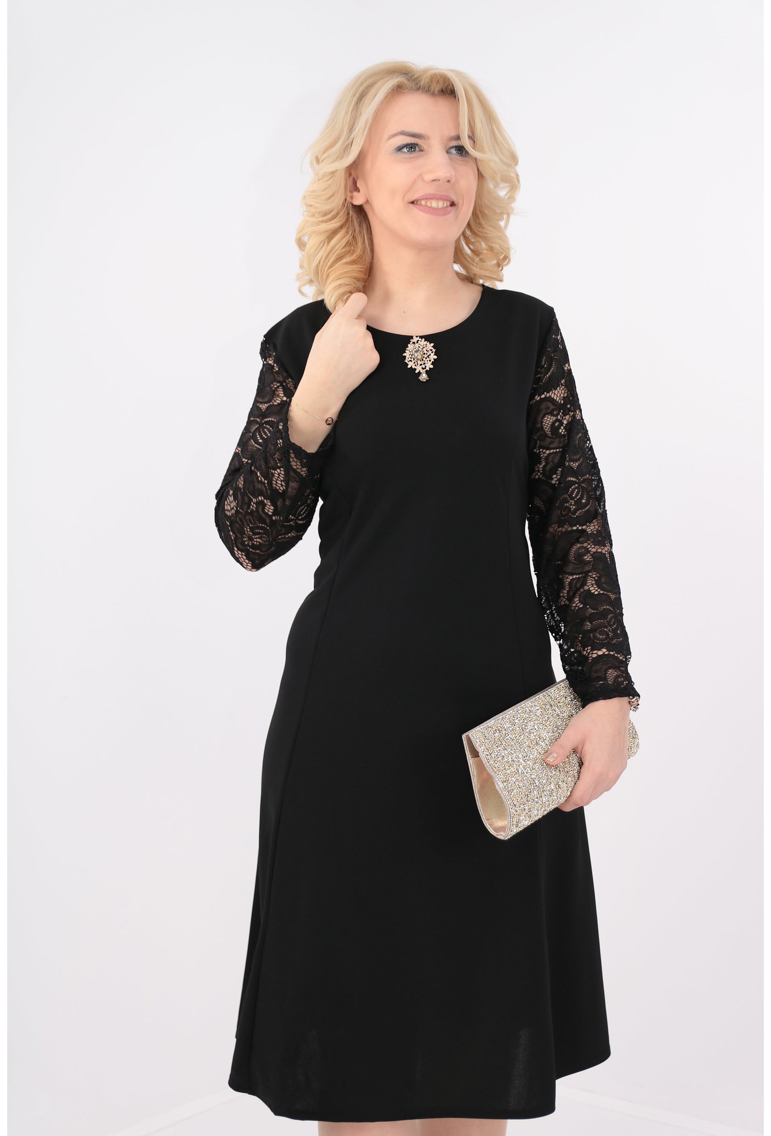 Rochie neagra in clini cu maneci din dantela