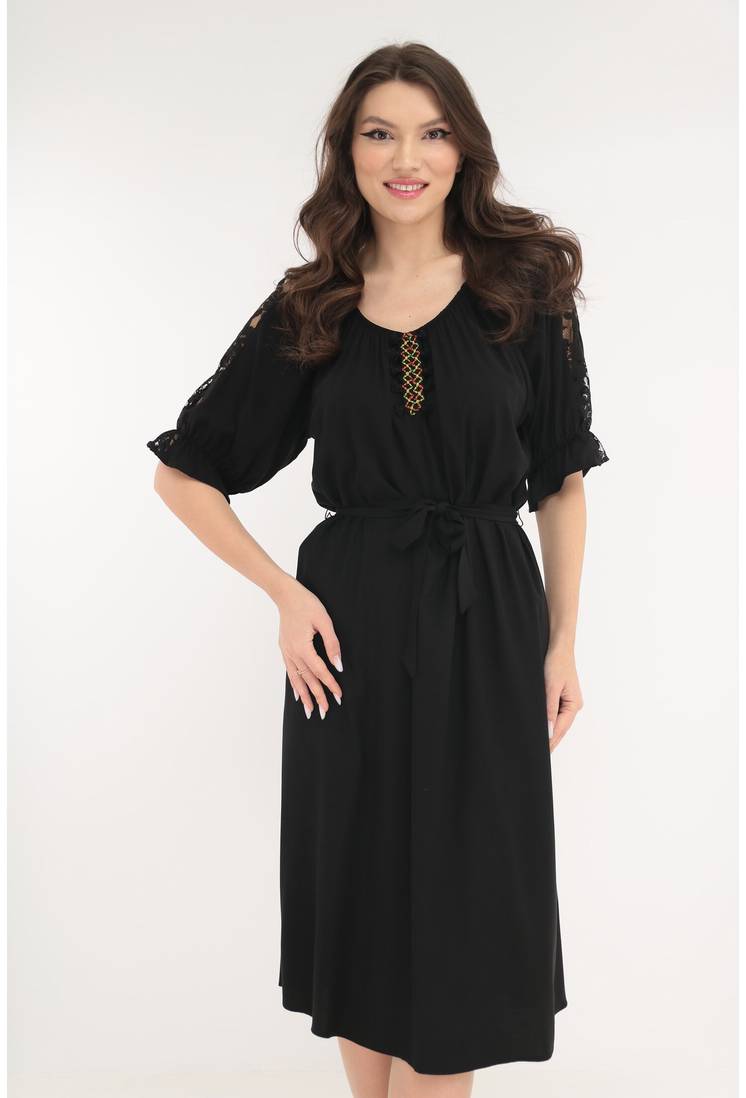 Rochie neagra lejera cu insertii de dantela pe maneci