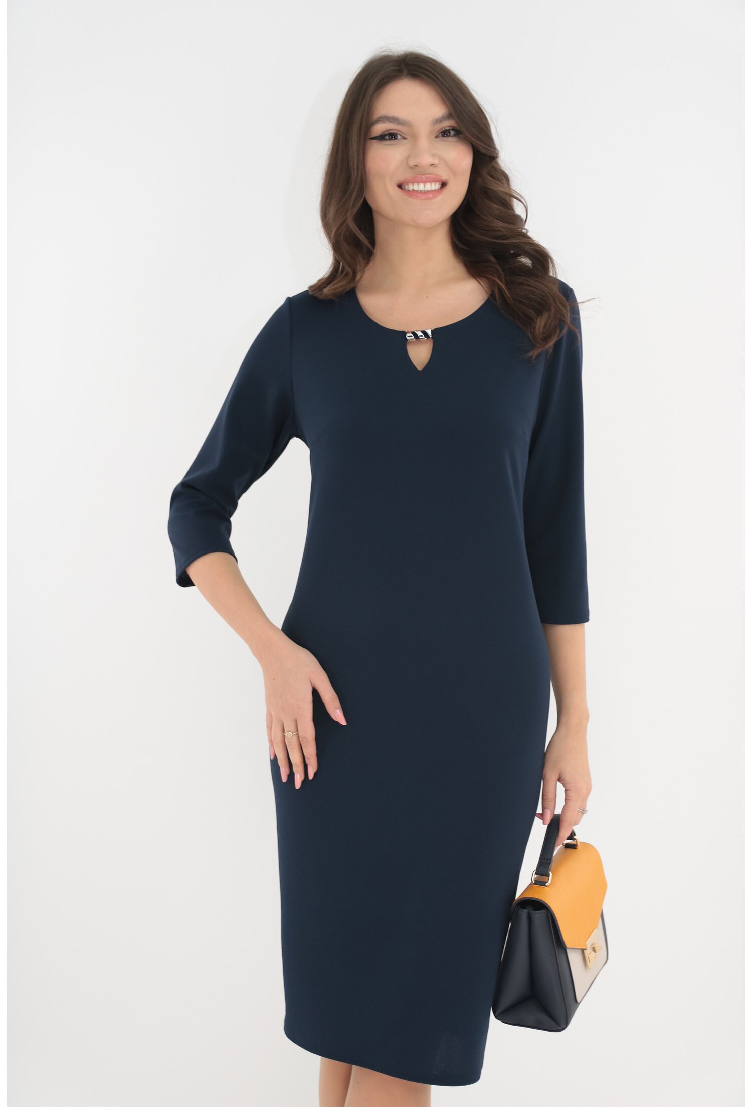 Rochie office bleumarin cu accesoriu argintiu la decolteu