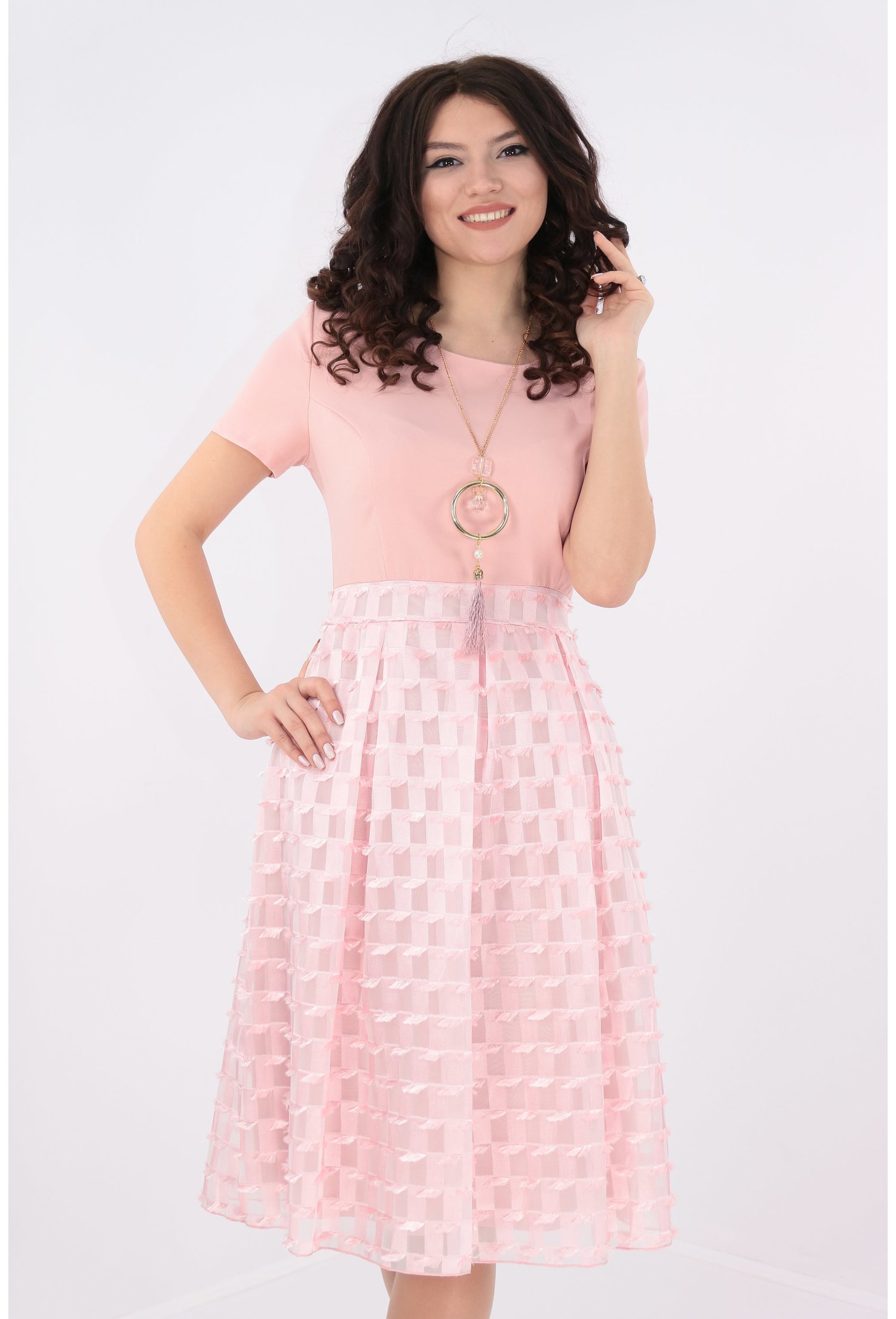 Rochie roz cu voal in carouri