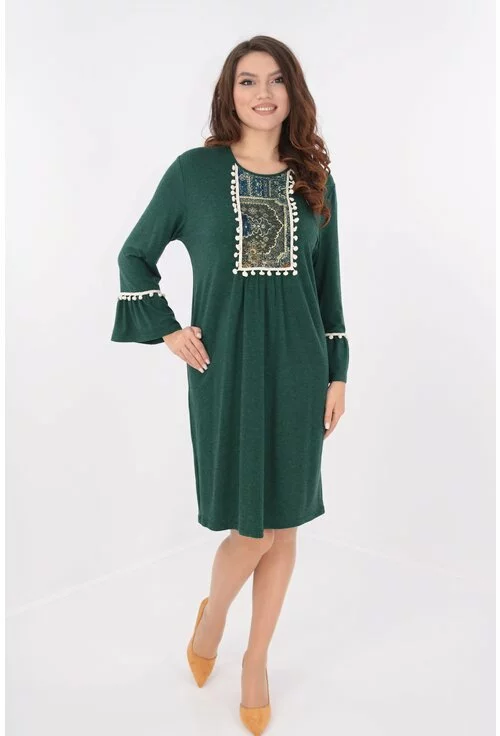 Rochie verde cu motive traditionale si ciucuri crem