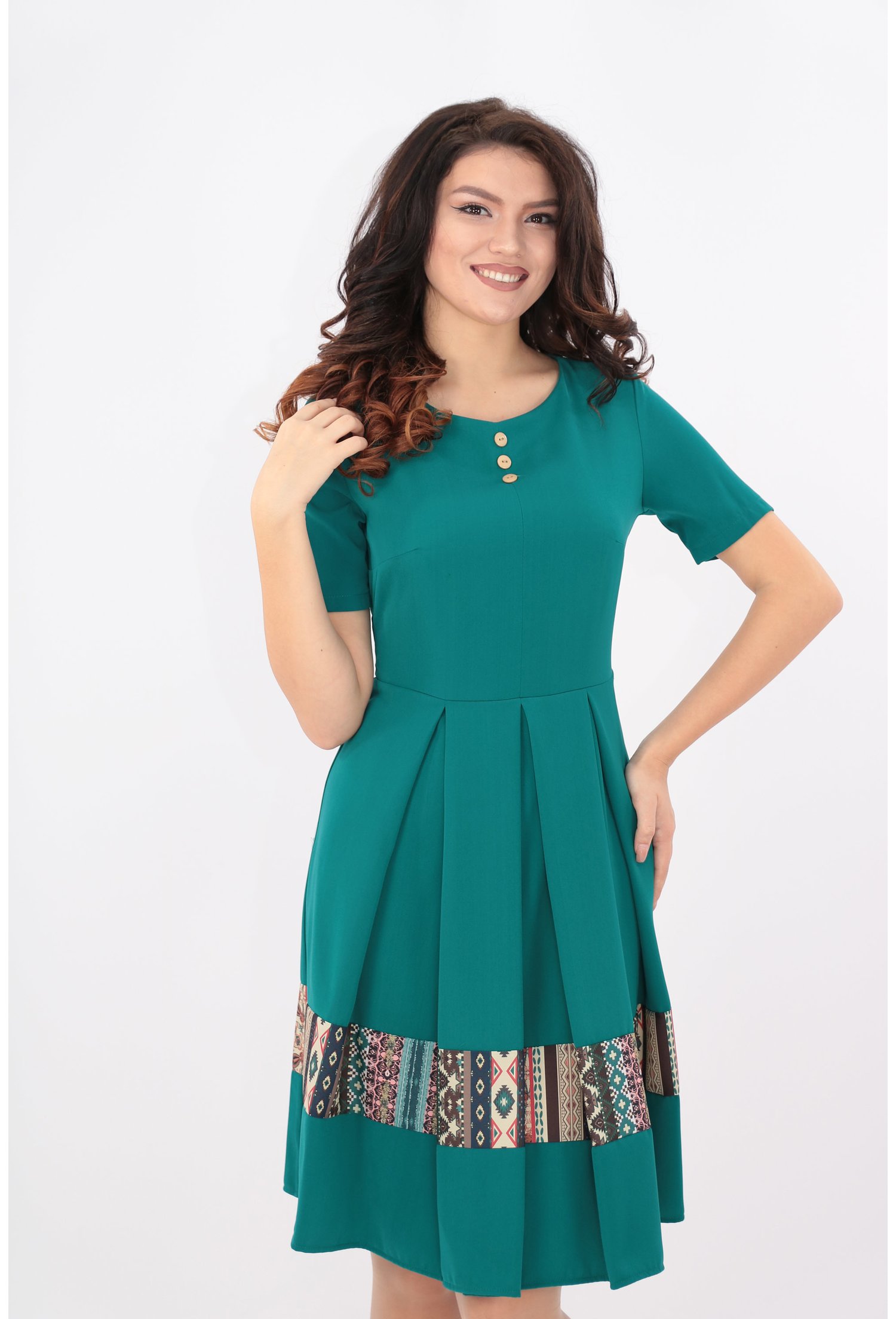 Rochie verde cu pliuri si tiv cu desen geometric