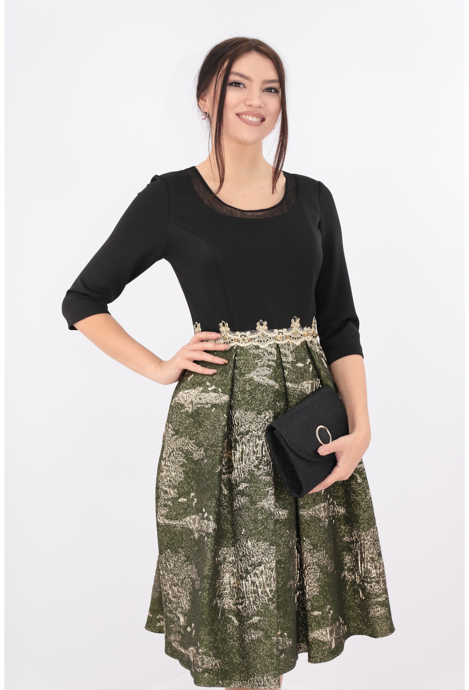 Rochie verde din brocard cu dantela aurie