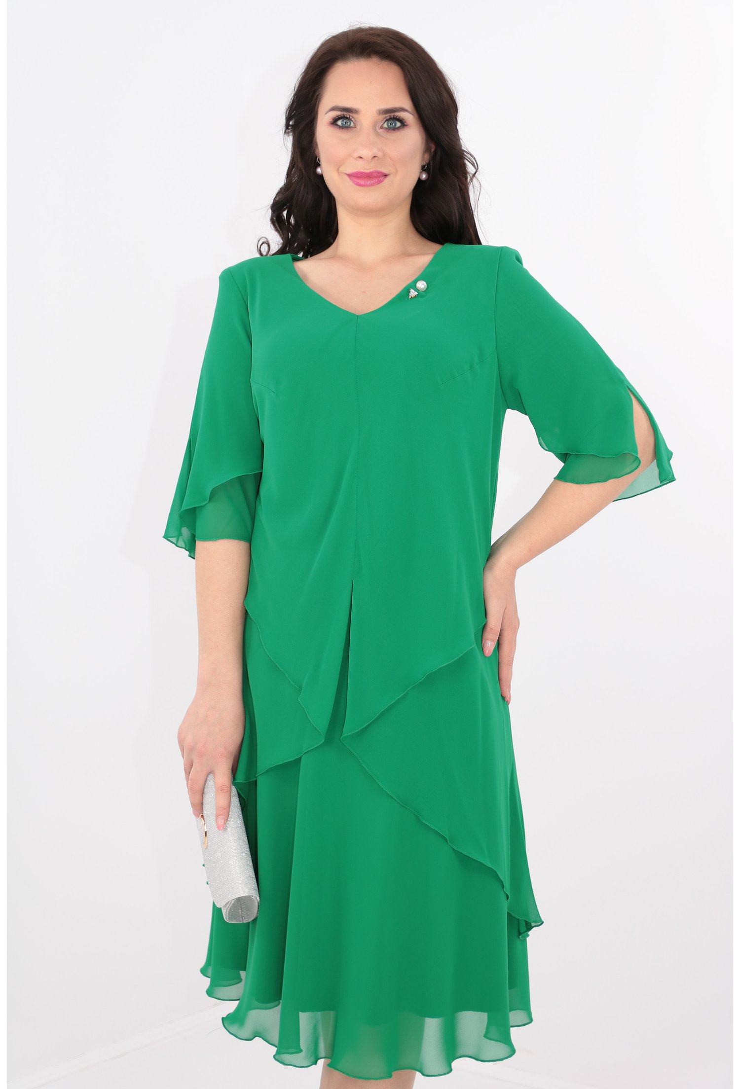Rochie verde din voaluri suprapuse cu brosa