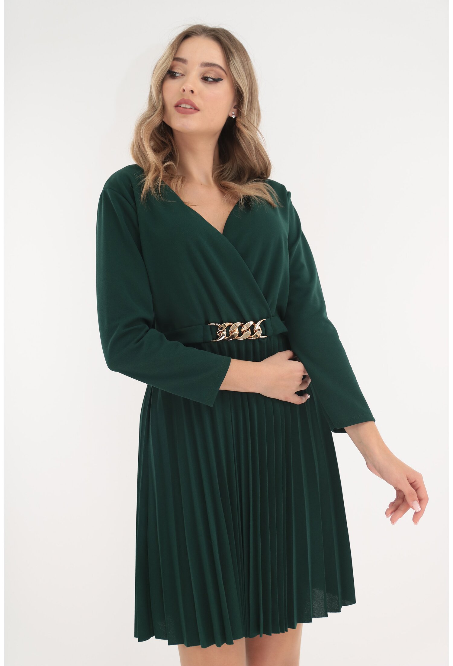 Rochie verde-smarald cu fusta plisata si accesoriu auriu