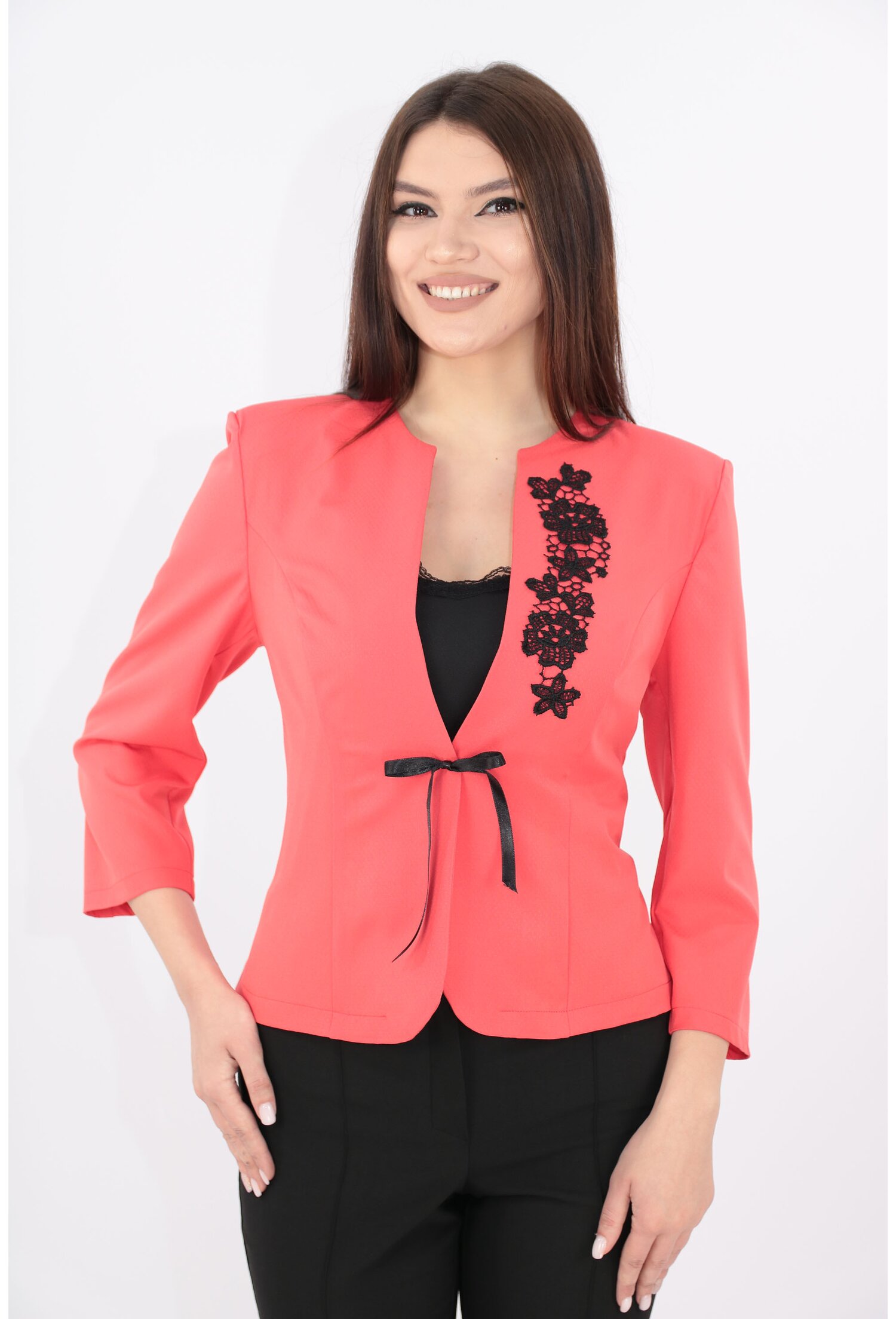 Sacou corai cu broderie neagra