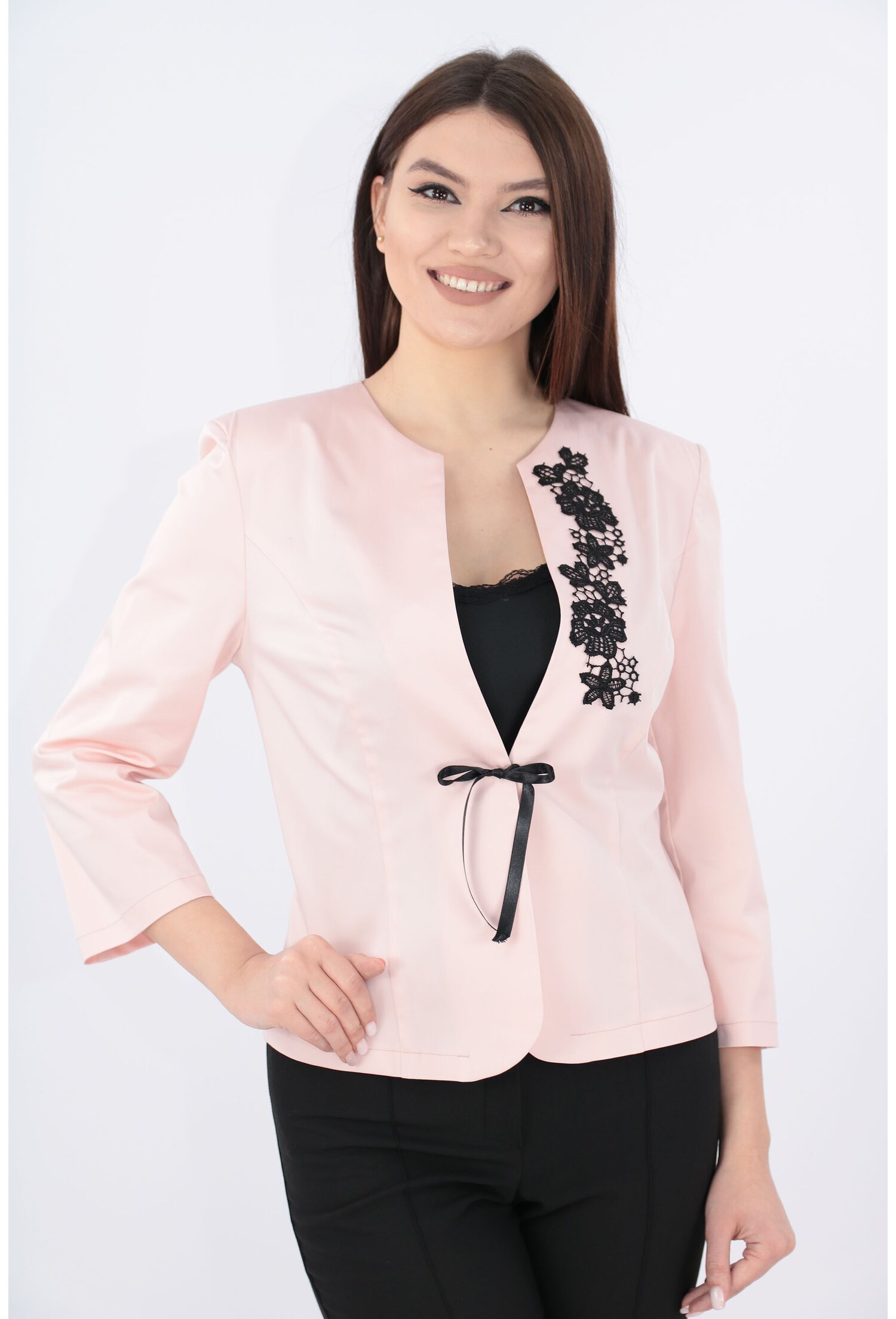 Sacou roz cu broderie neagra